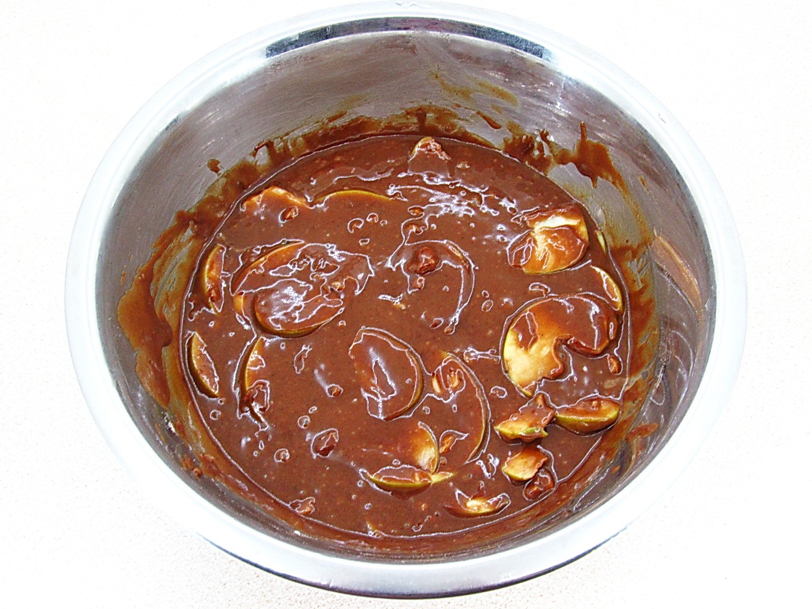 Шаг 10 приготовления Постная шоколадно-медовая коврижка с яблоками