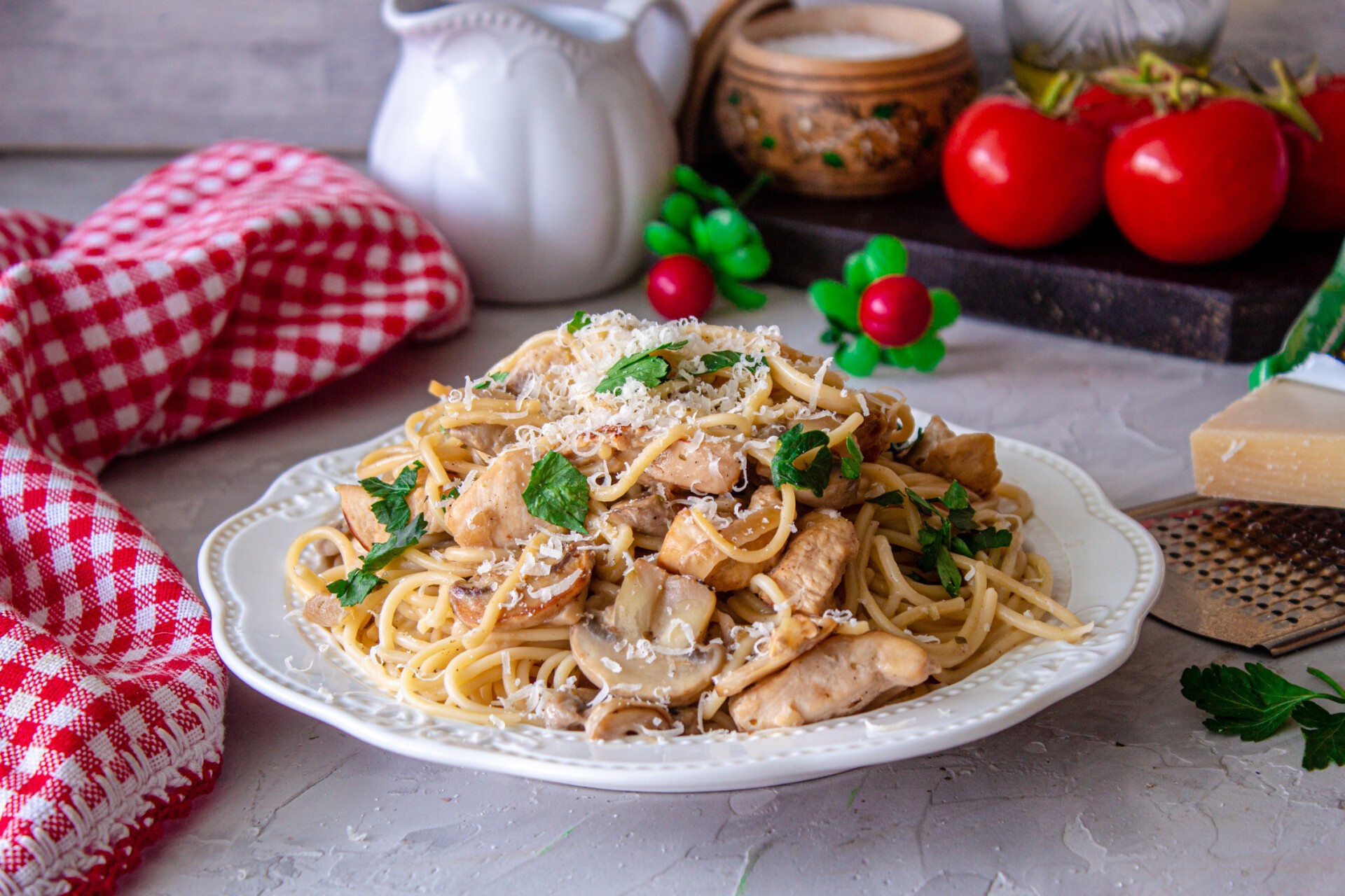 Шаг 7 приготовления Спагетти с курицей и грибами в сливочном соусе