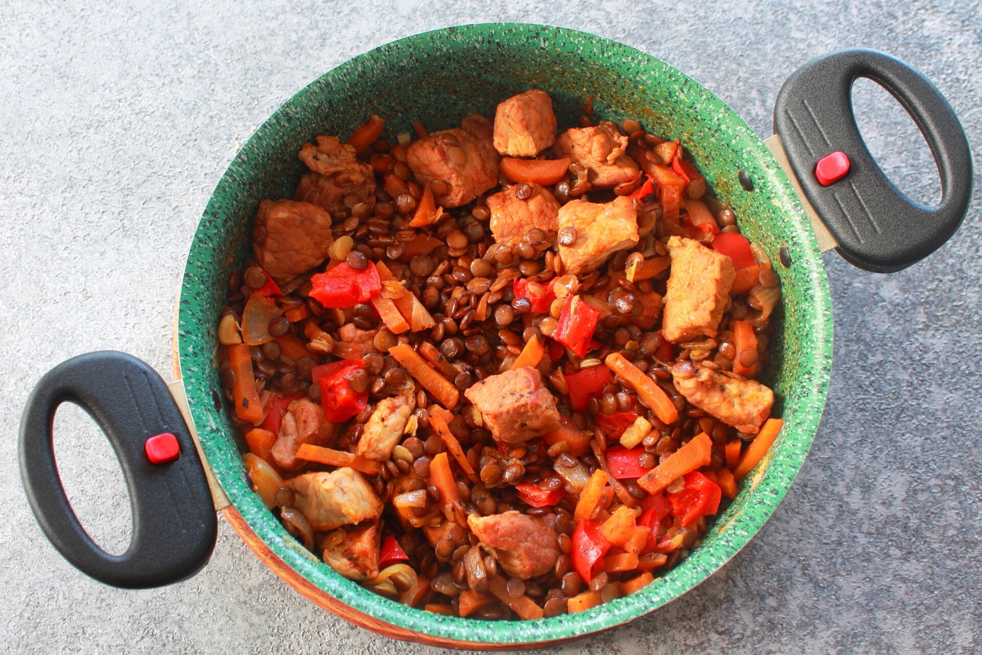 Шаг 8 приготовления Чечевица со свининой и овощами