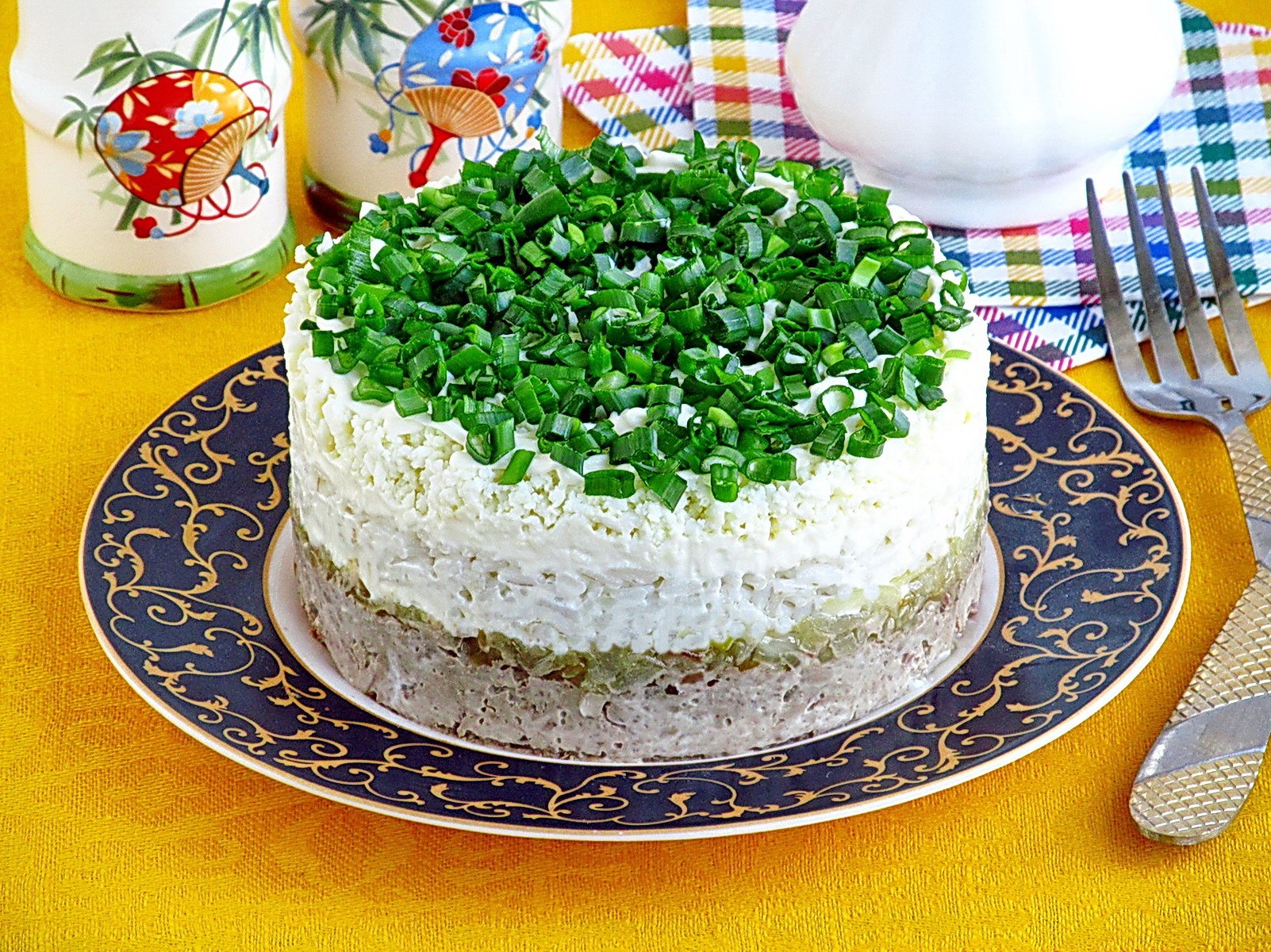 Обложка рецепта Слоеный салат из куриной печени с рисом и яйцом