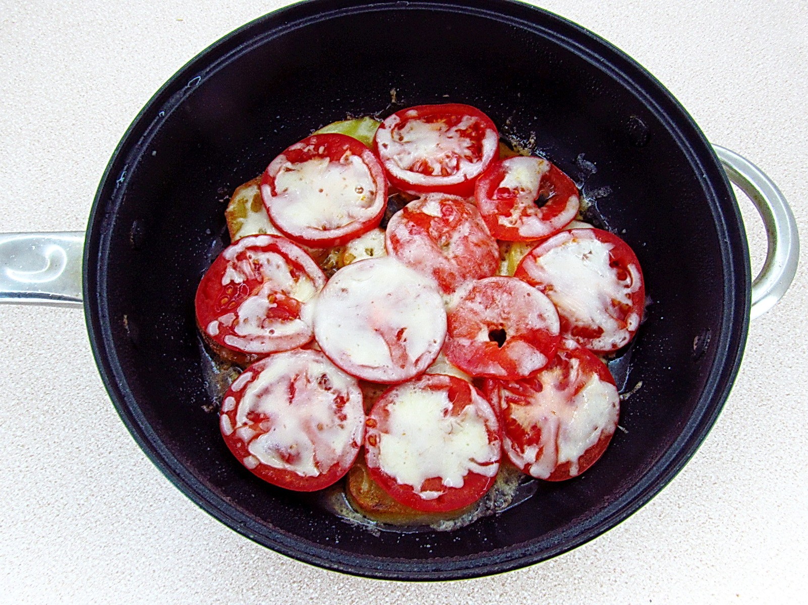 Шаг 8 приготовления Картошка с помидорами и сыром на сковороде