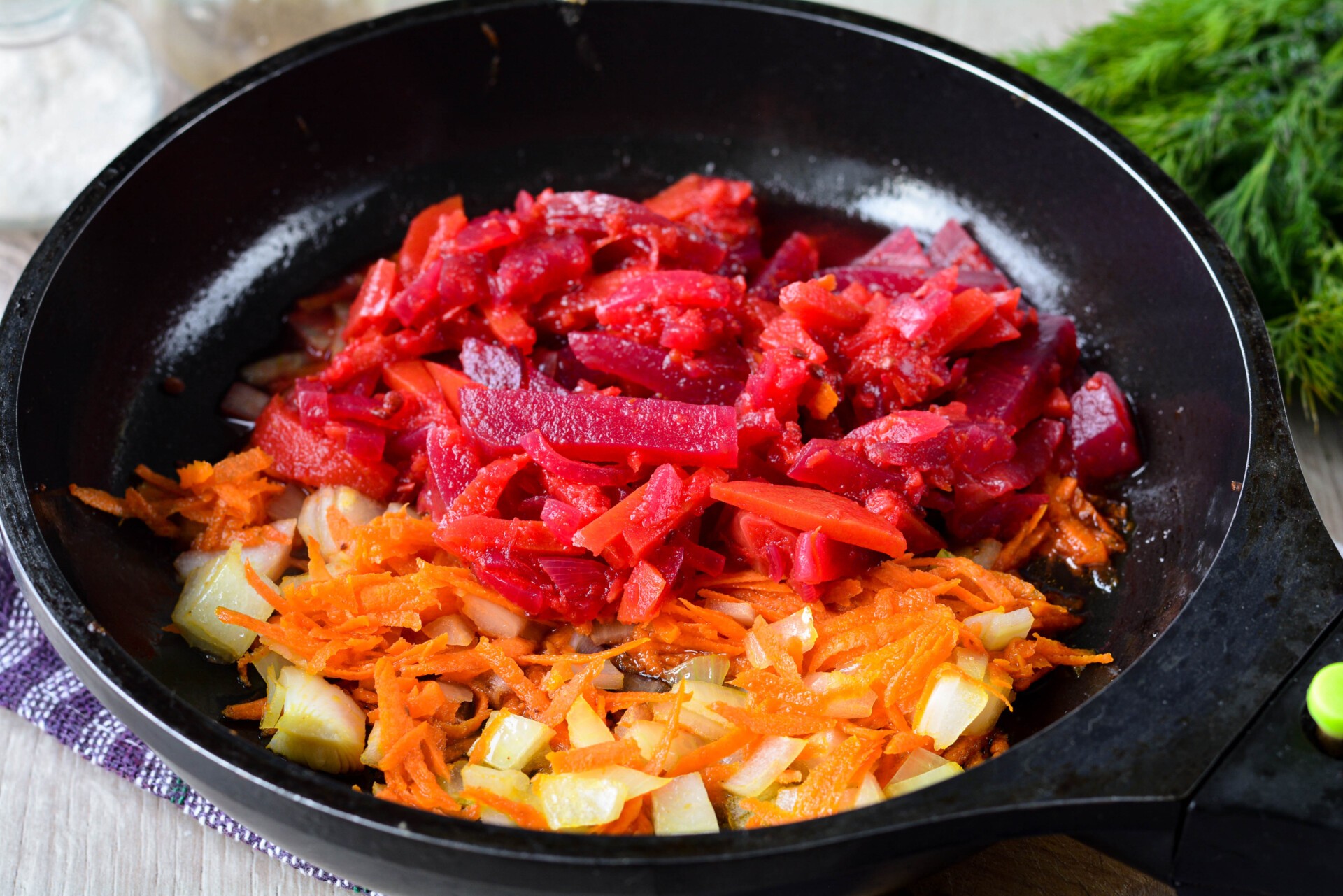 Шаг 5 приготовления Борщ с маринованной свеклой и курицей