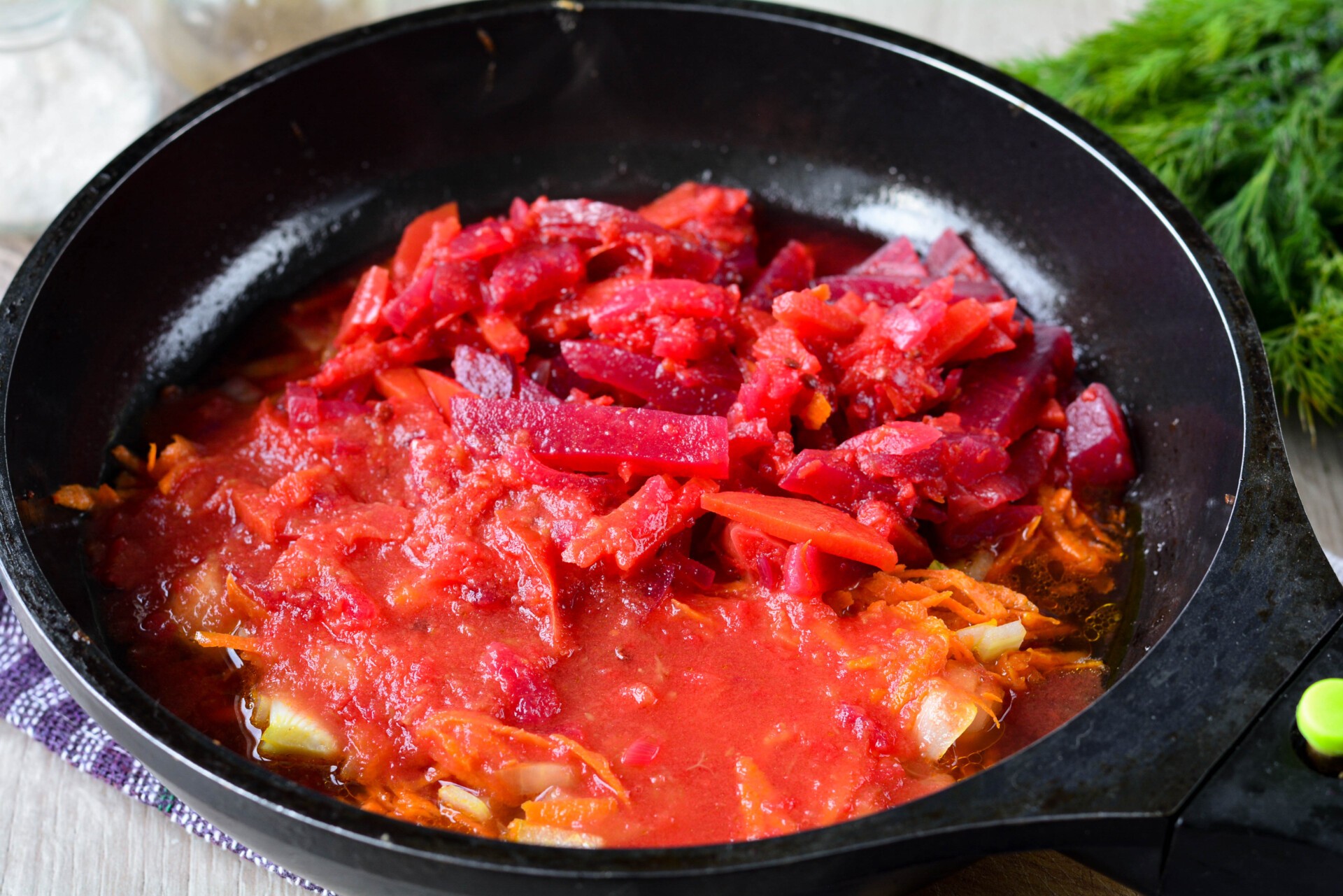 Шаг 6 приготовления Борщ с маринованной свеклой и курицей