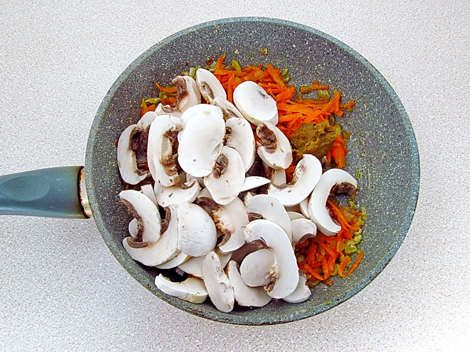 Шаг 13 приготовления Гороховый суп с курицей и шампиньонами