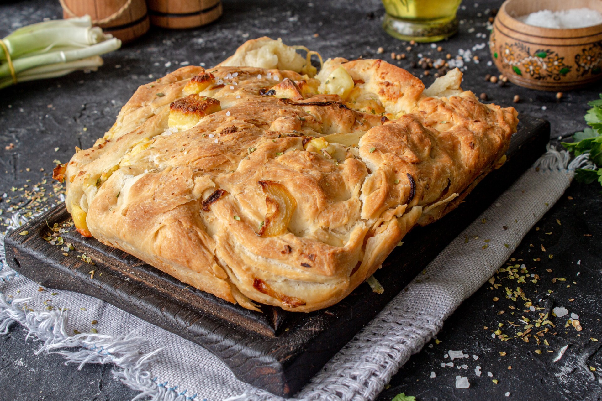 Шаг 10 приготовления Фокачча с жареным луком и сыром