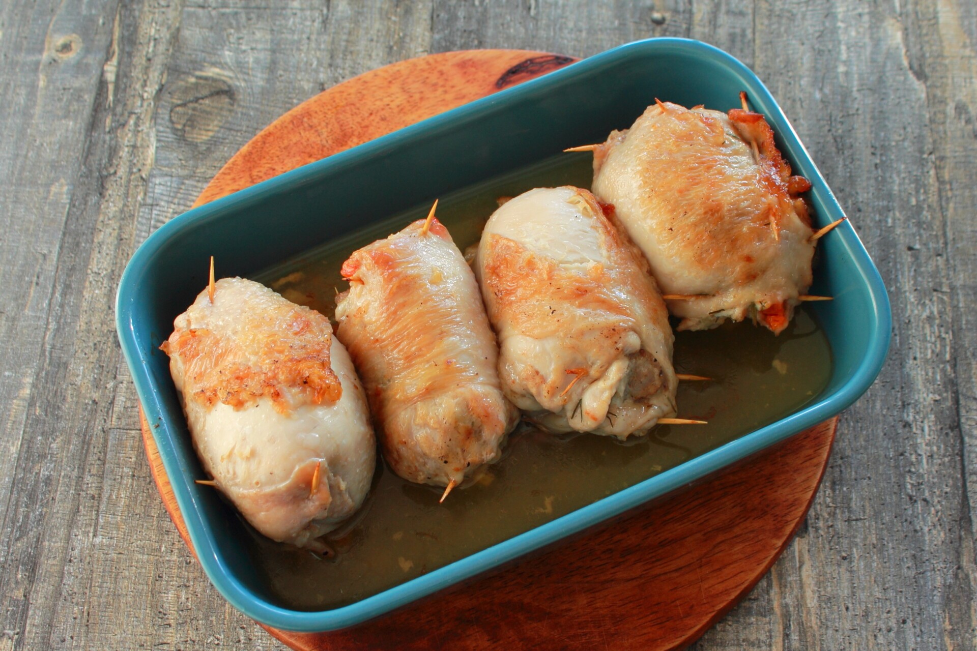 Шаг 10 приготовления Рулетики с сыром и курагой из куриных бедрышек