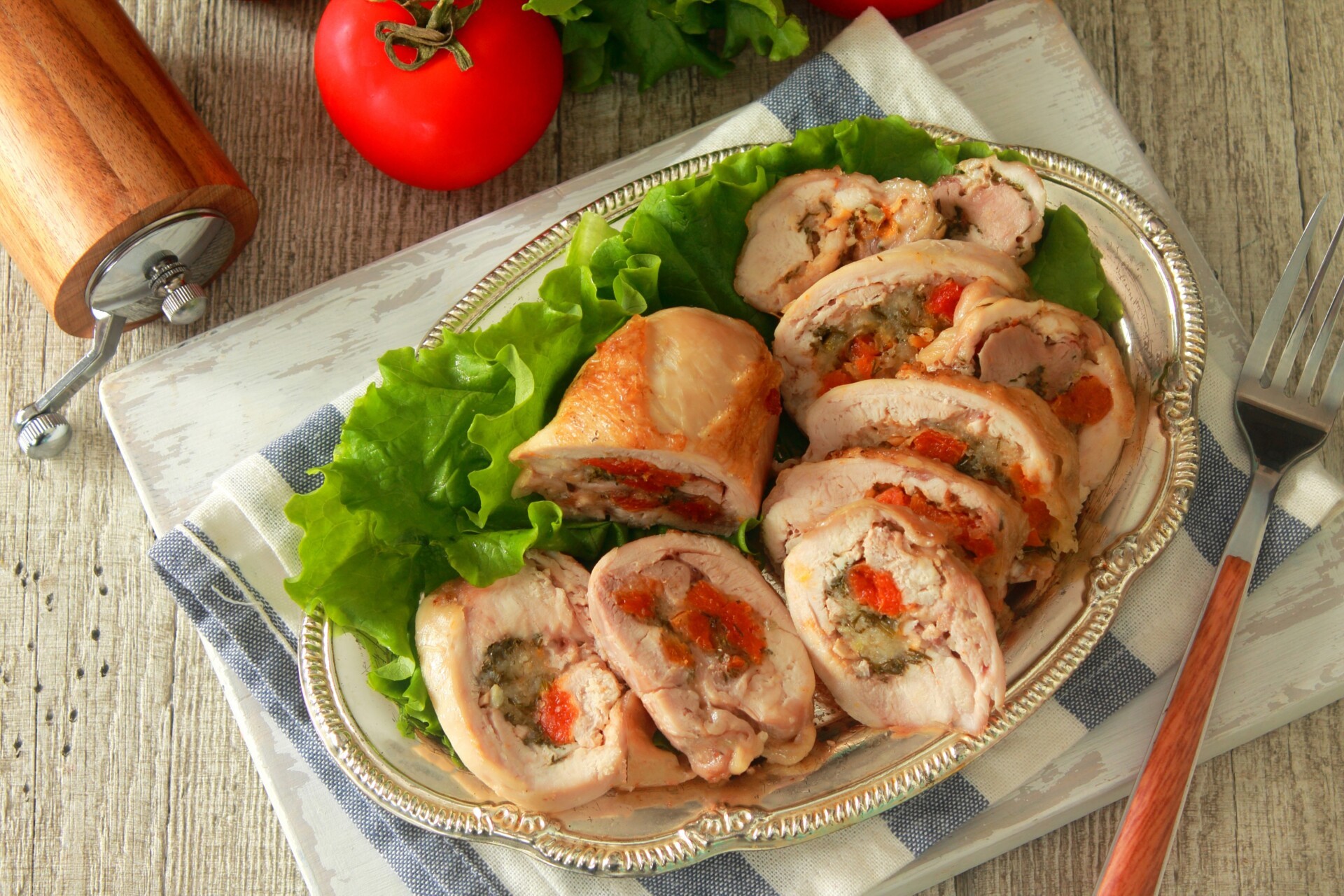 Шаг 11 приготовления Рулетики с сыром и курагой из куриных бедрышек