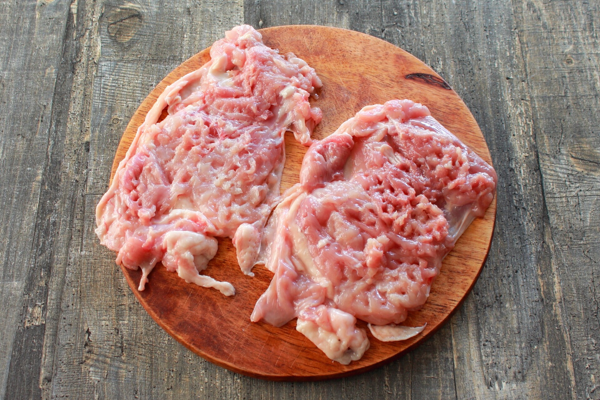 Шаг 2 приготовления Рулетики с сыром и курагой из куриных бедрышек