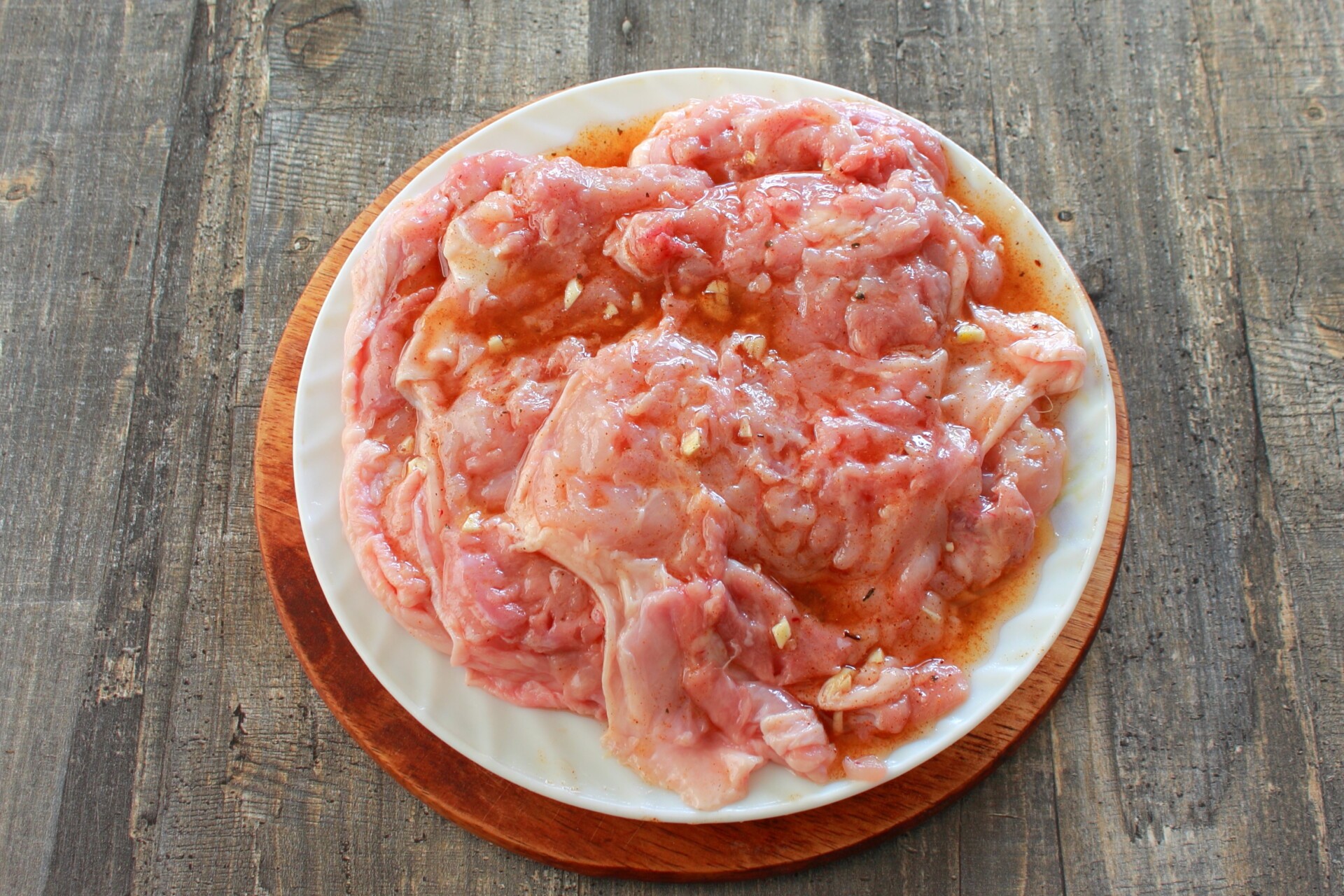 Шаг 4 приготовления Рулетики с сыром и курагой из куриных бедрышек