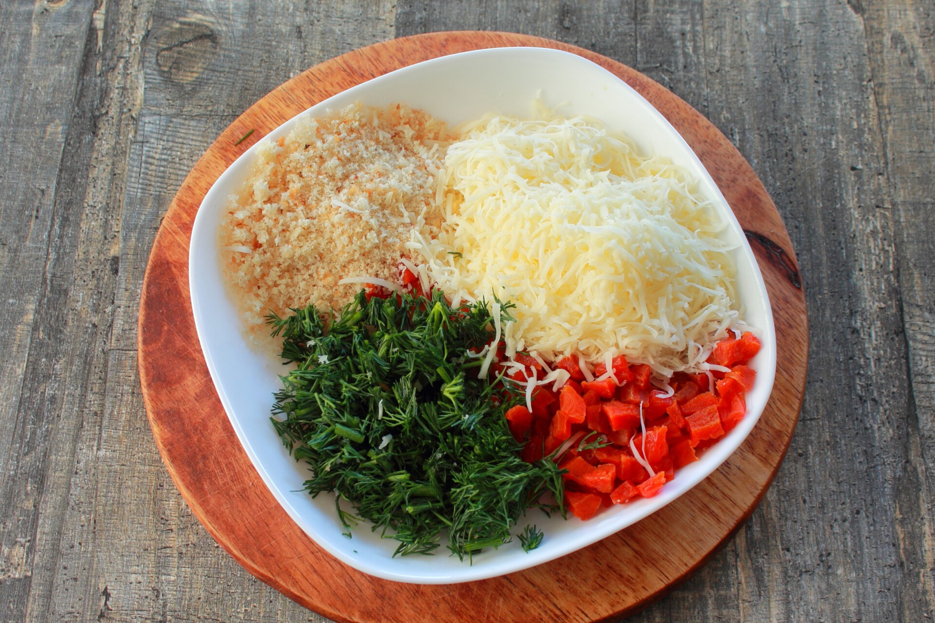 Шаг 5 приготовления Рулетики с сыром и курагой из куриных бедрышек