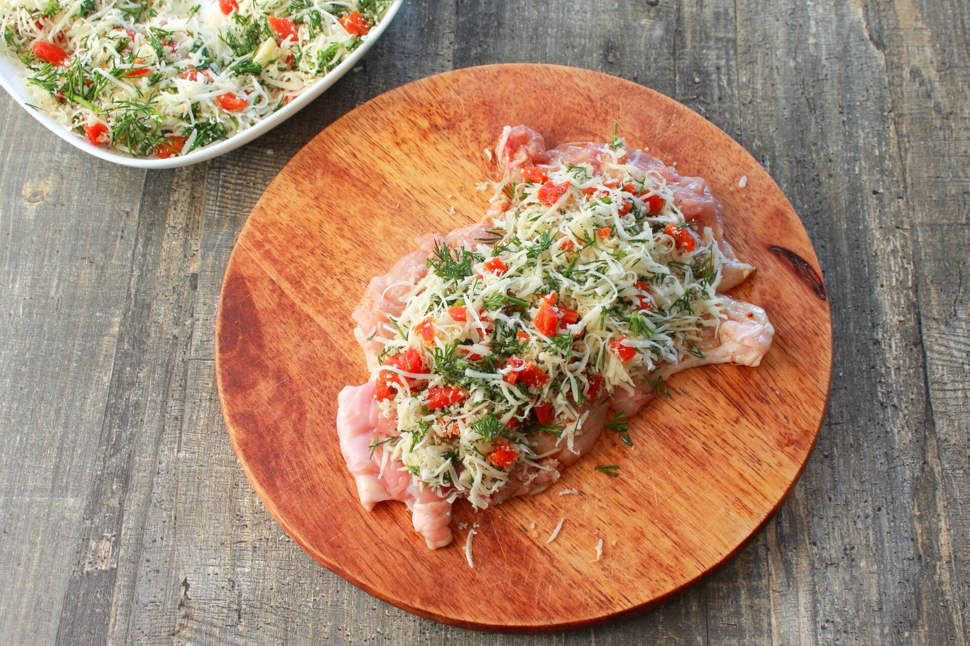 Шаг 6 приготовления Рулетики с сыром и курагой из куриных бедрышек