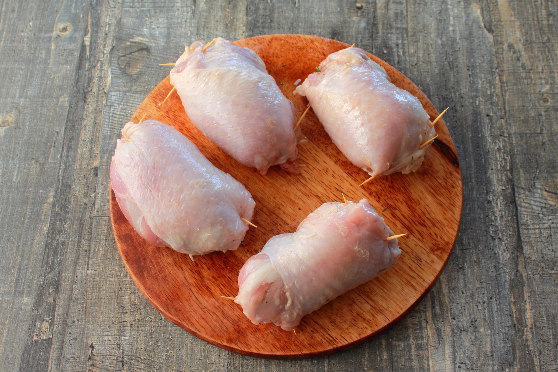 Шаг 7 приготовления Рулетики с сыром и курагой из куриных бедрышек