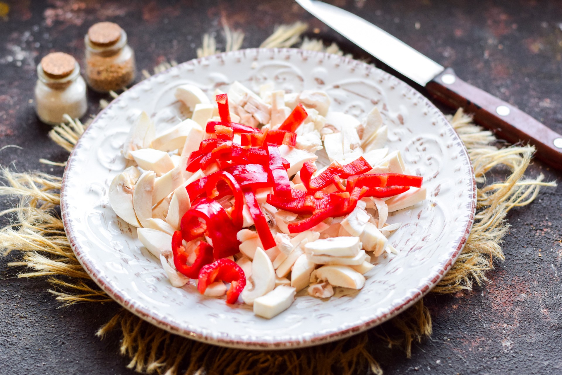 Шаг 2 приготовления Фунчоза с курицей, грибами и овощами