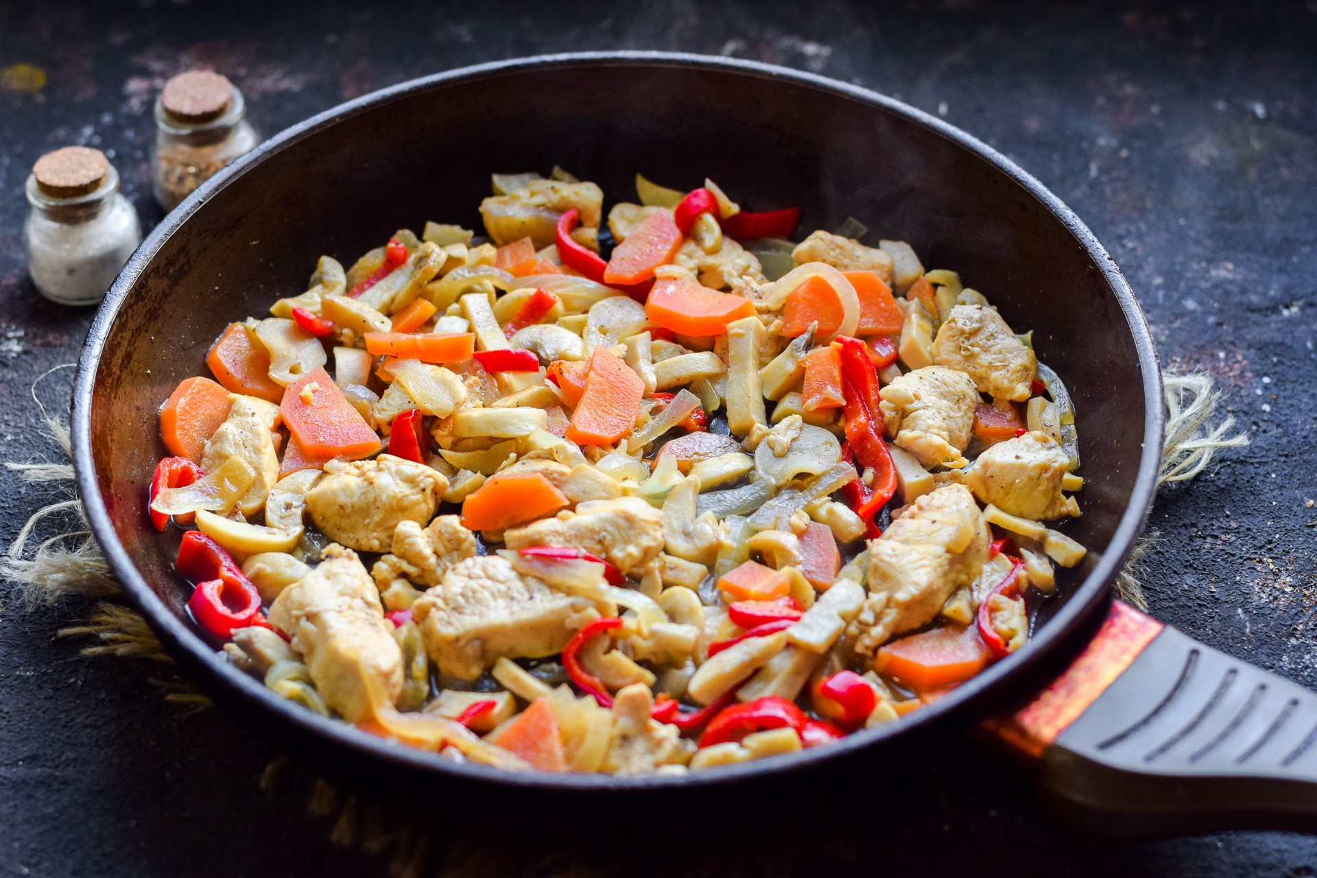 Шаг 5 приготовления Фунчоза с курицей, грибами и овощами