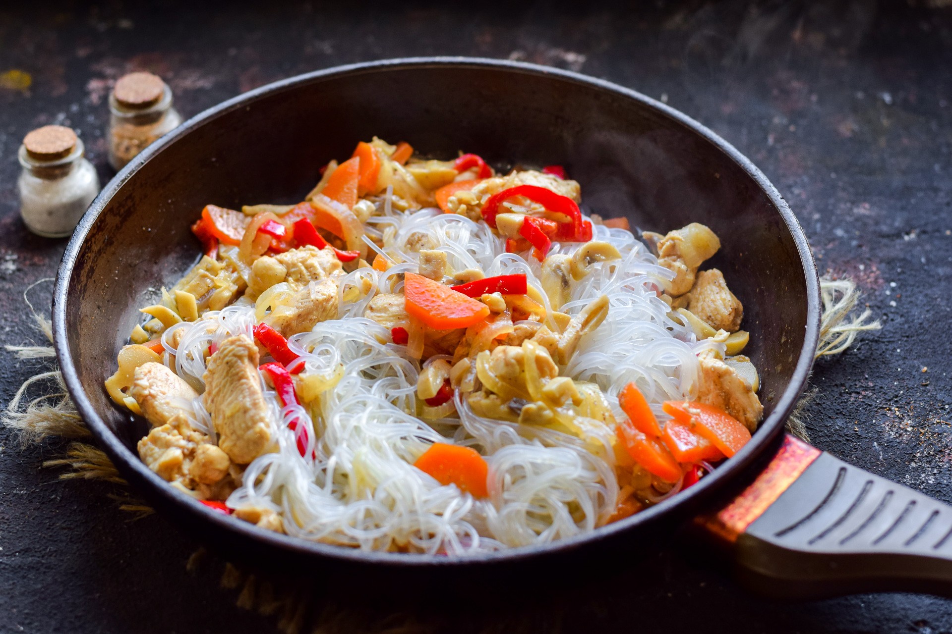 Шаг 7 приготовления Фунчоза с курицей, грибами и овощами