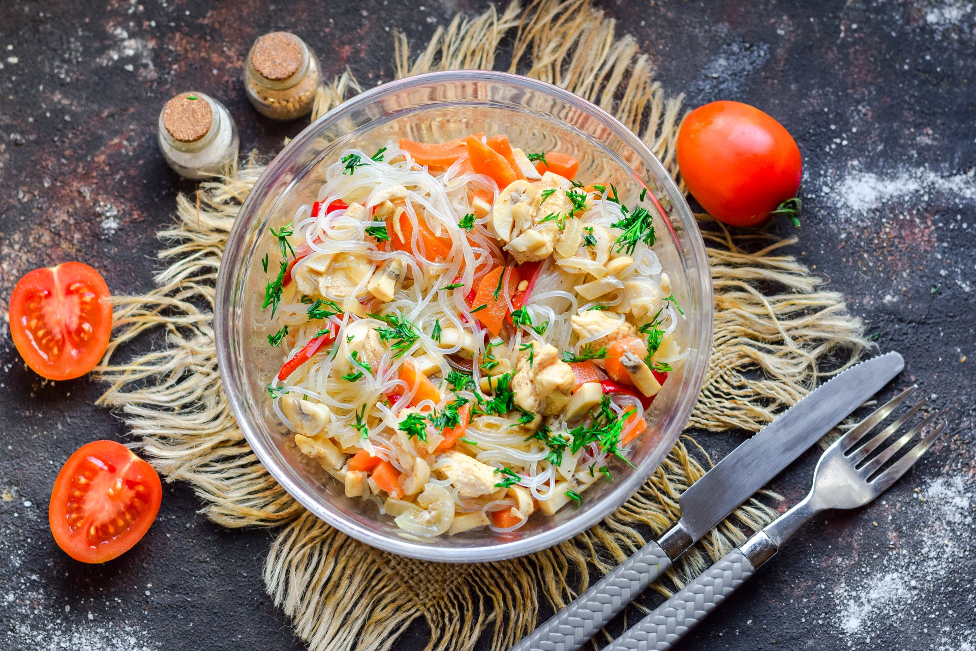 Шаг 8 приготовления Фунчоза с курицей, грибами и овощами
