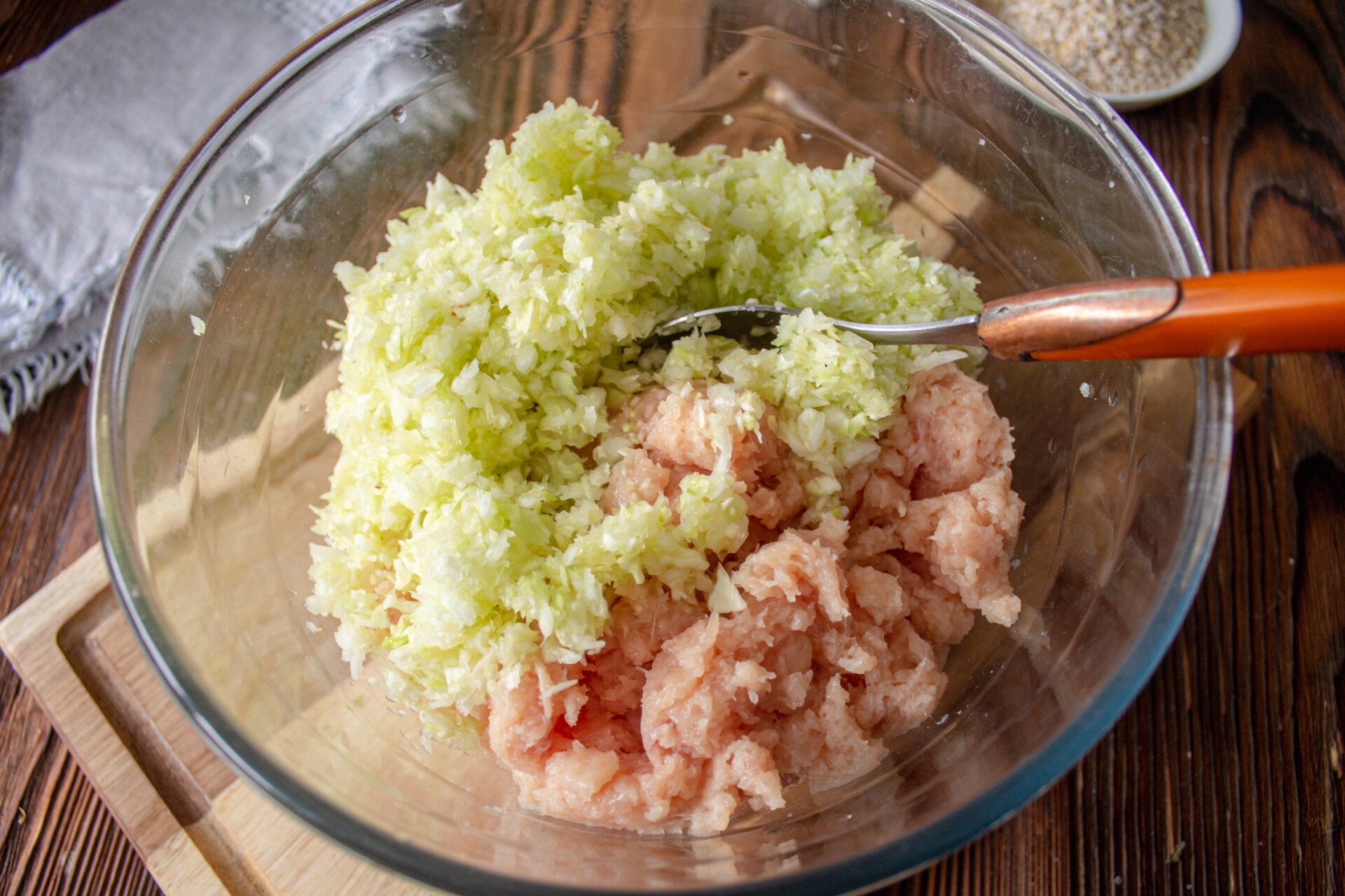 Шаг 4 приготовления Куриные котлеты с капустой и овсяными хлопьями