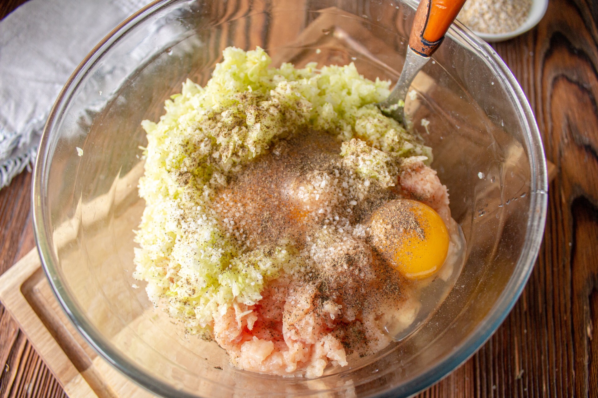 Шаг 5 приготовления Куриные котлеты с капустой и овсяными хлопьями