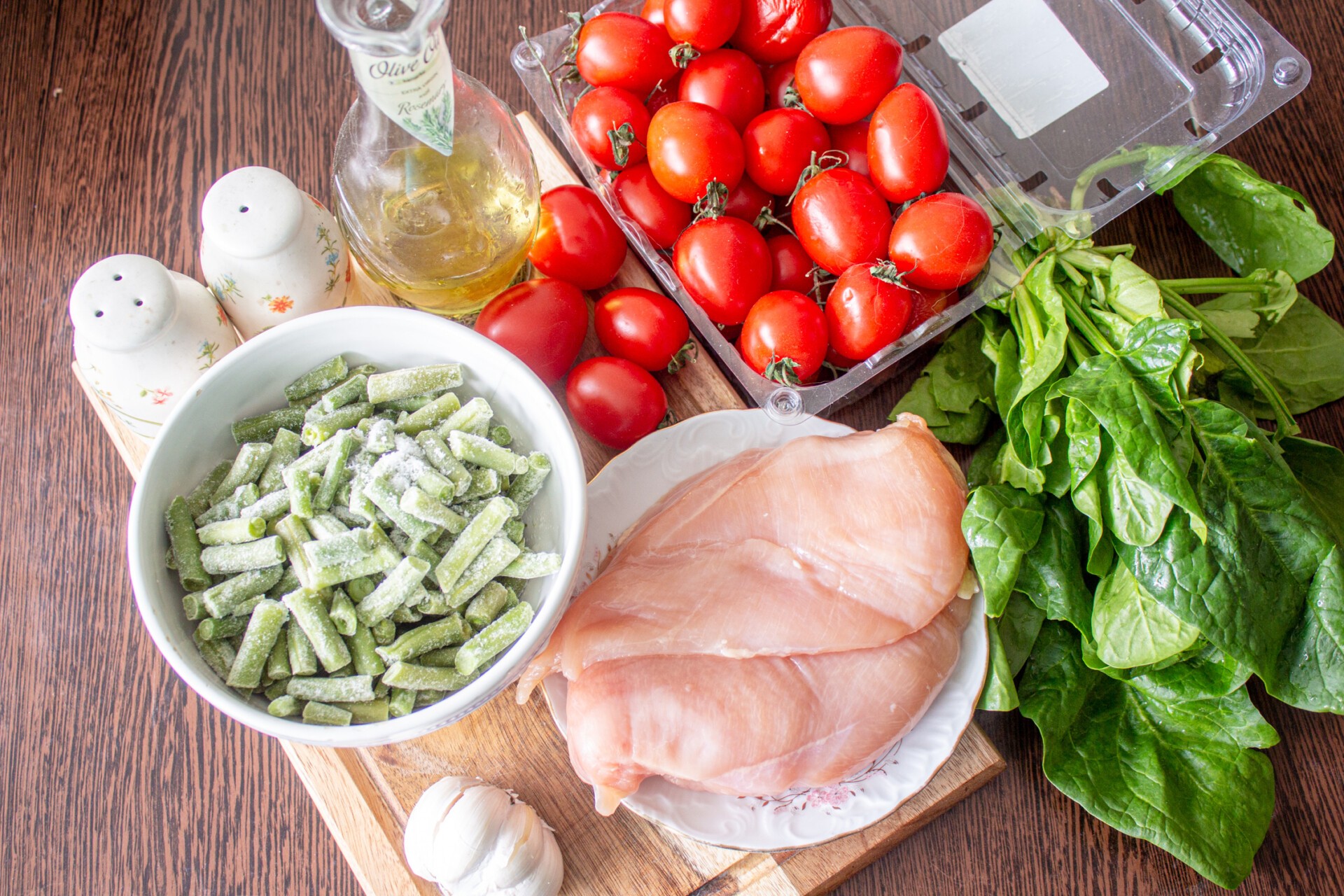 Ингредиенты Курица с фасолью, шпинатом и помидорами Фото ингредиенты Курица с фасолью, шпинатом и помидорами