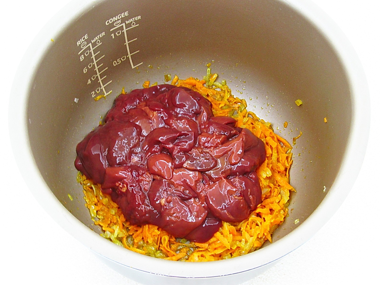 Шаг 9 приготовления Рис с куриной печенью в мультиварке
