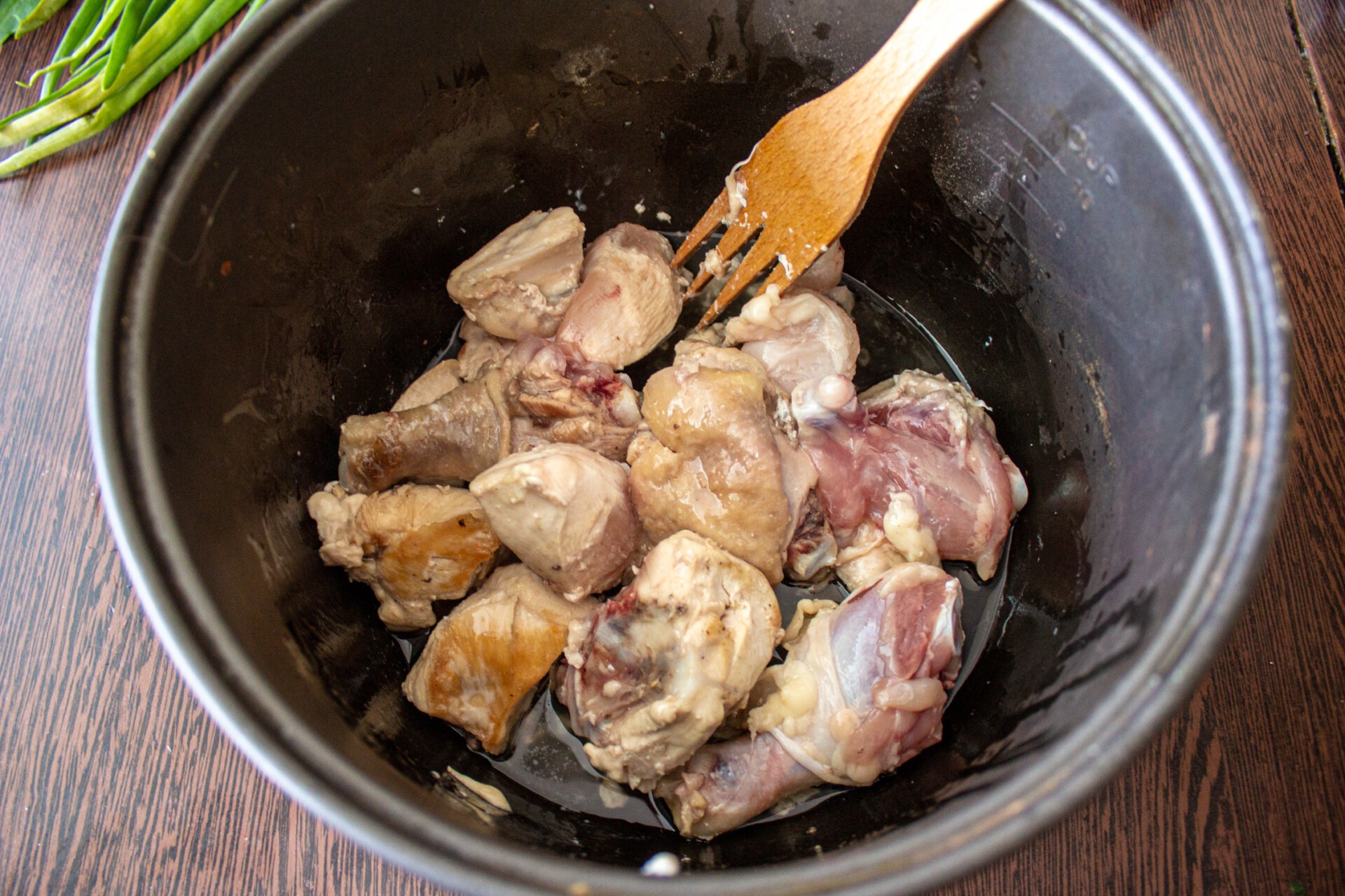 Шаг 3 приготовления Плов с курицей и черносливом в мультиварке