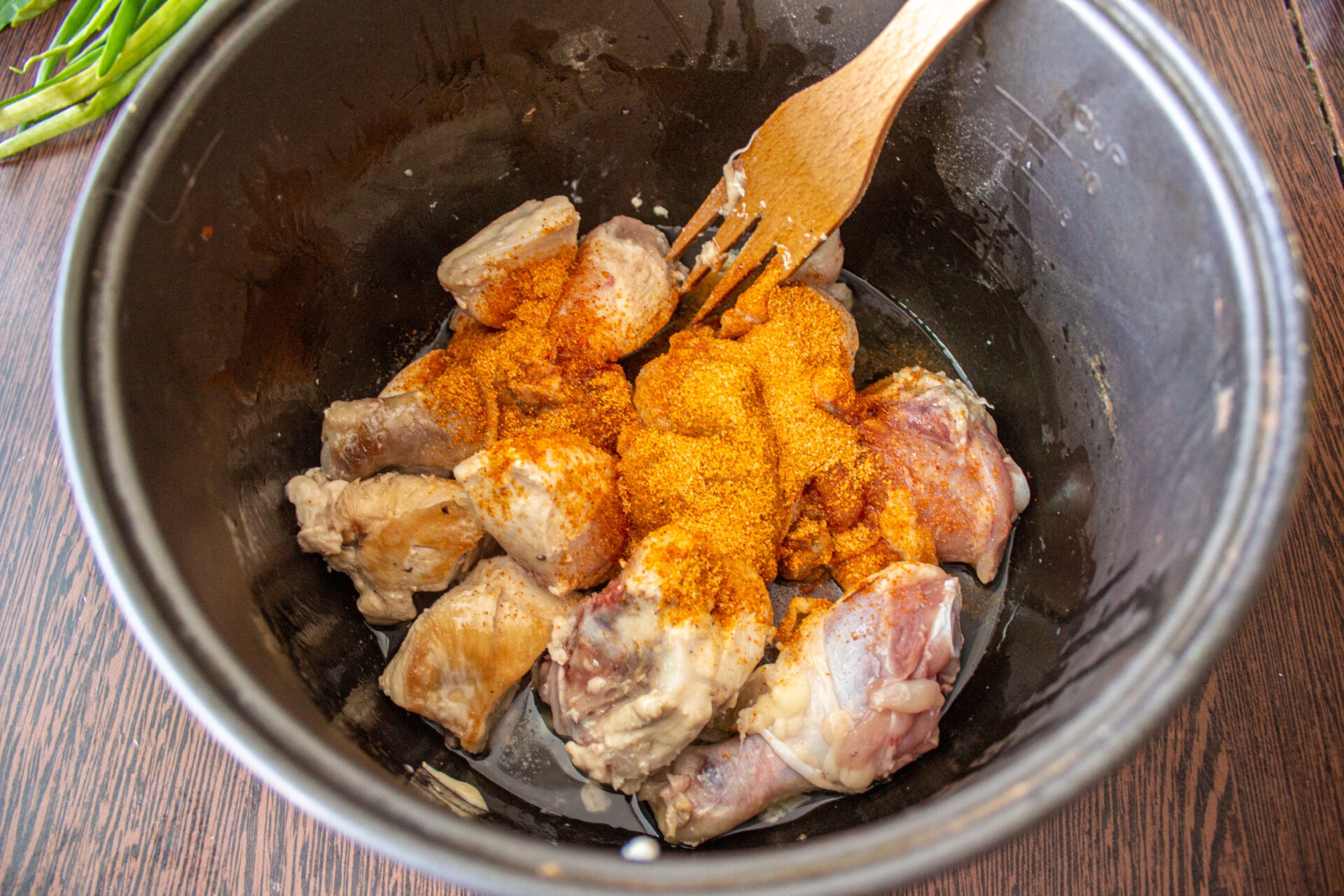 Шаг 4 приготовления Плов с курицей и черносливом в мультиварке