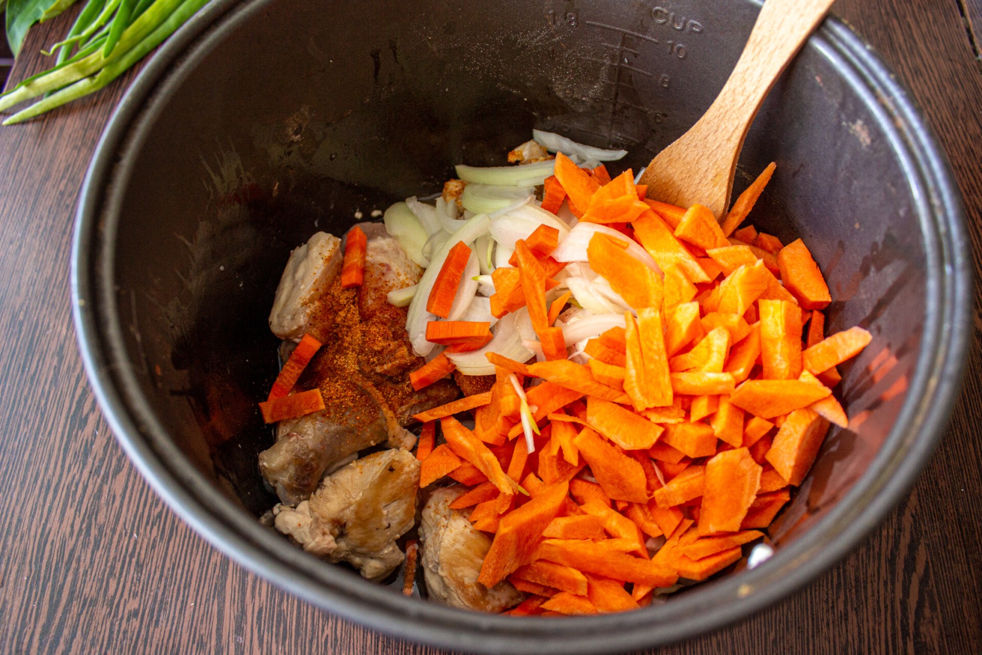 Шаг 5 приготовления Плов с курицей и черносливом в мультиварке