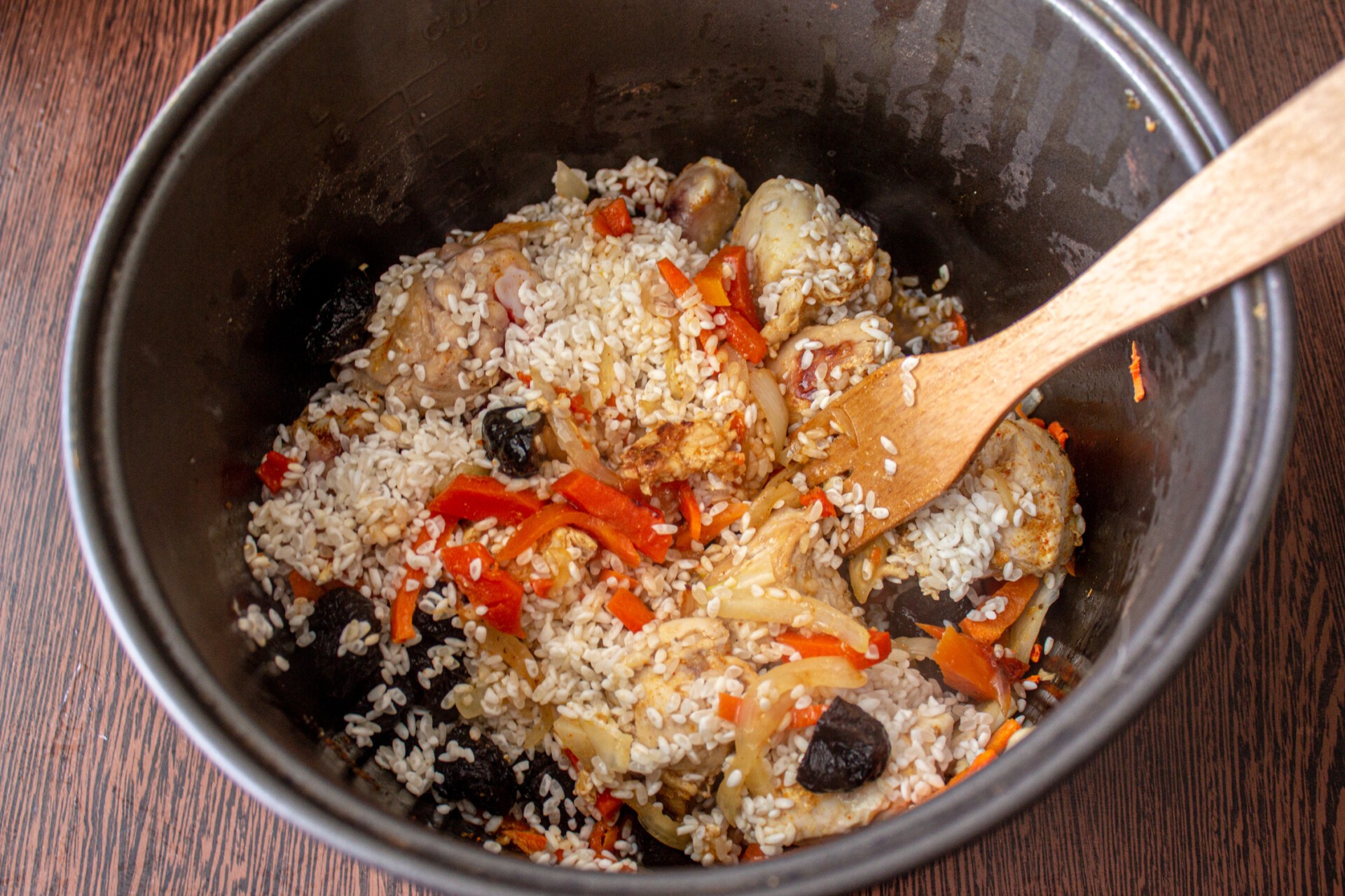 Шаг 6 приготовления Плов с курицей и черносливом в мультиварке