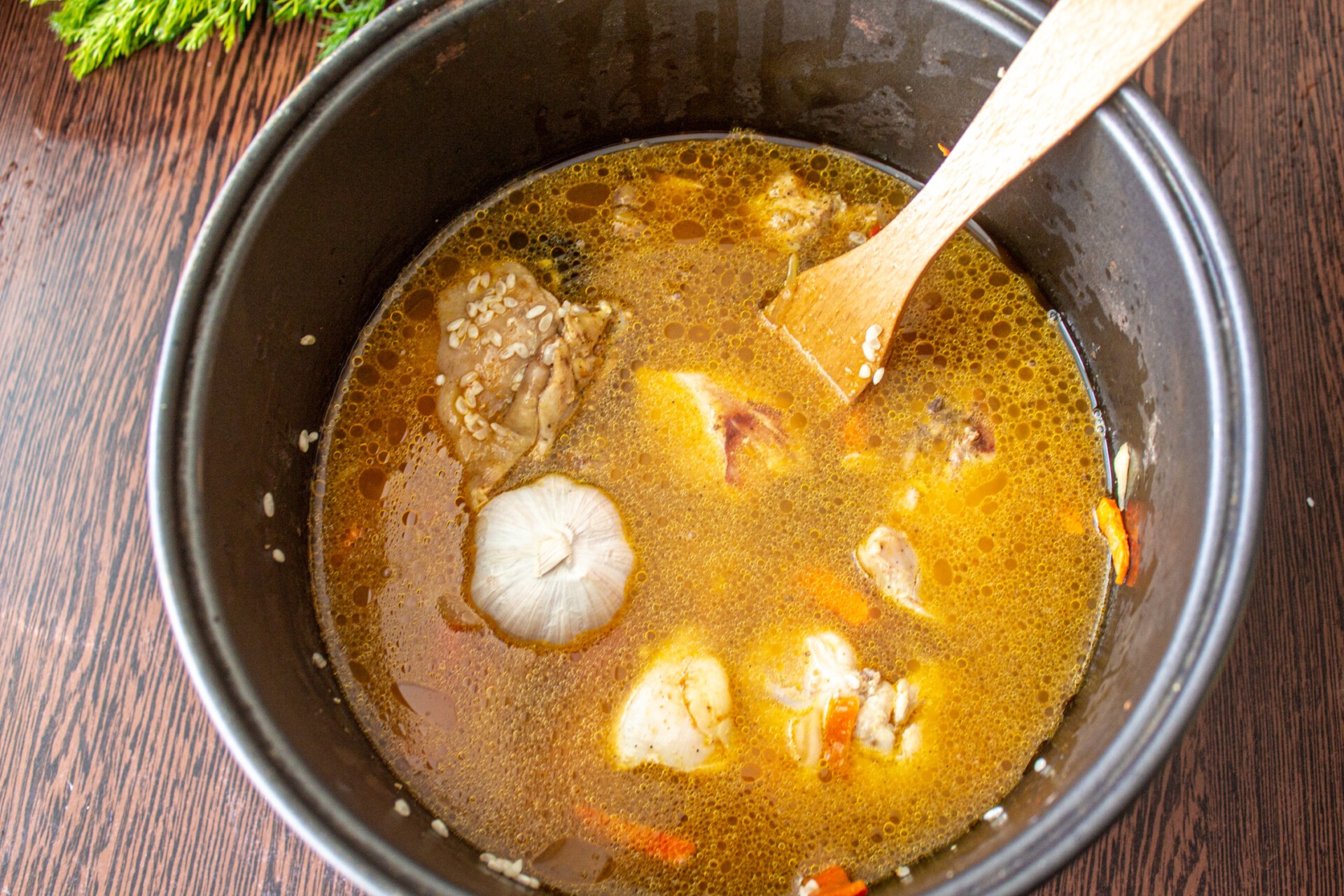 Шаг 7 приготовления Плов с курицей и черносливом в мультиварке
