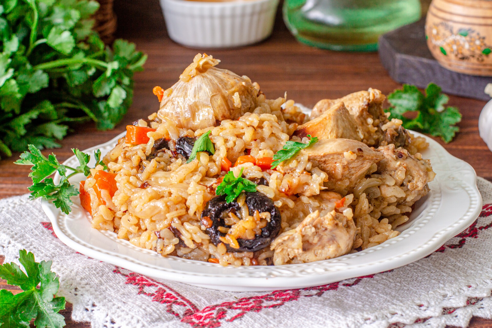 Шаг 8 приготовления Плов с курицей и черносливом в мультиварке