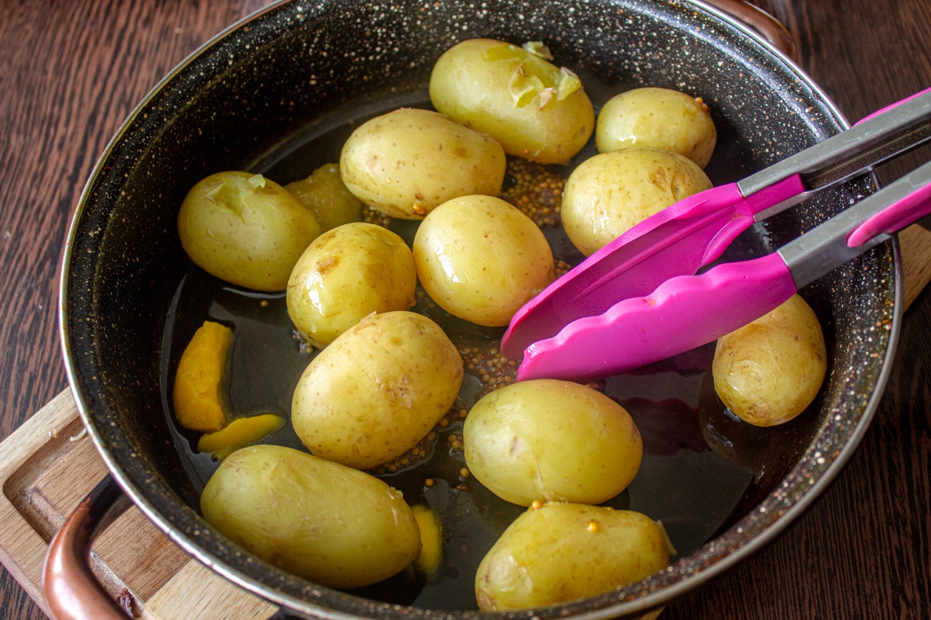 Шаг 5 приготовления Молодой картофель с шампиньонами, мёдом и чесноком