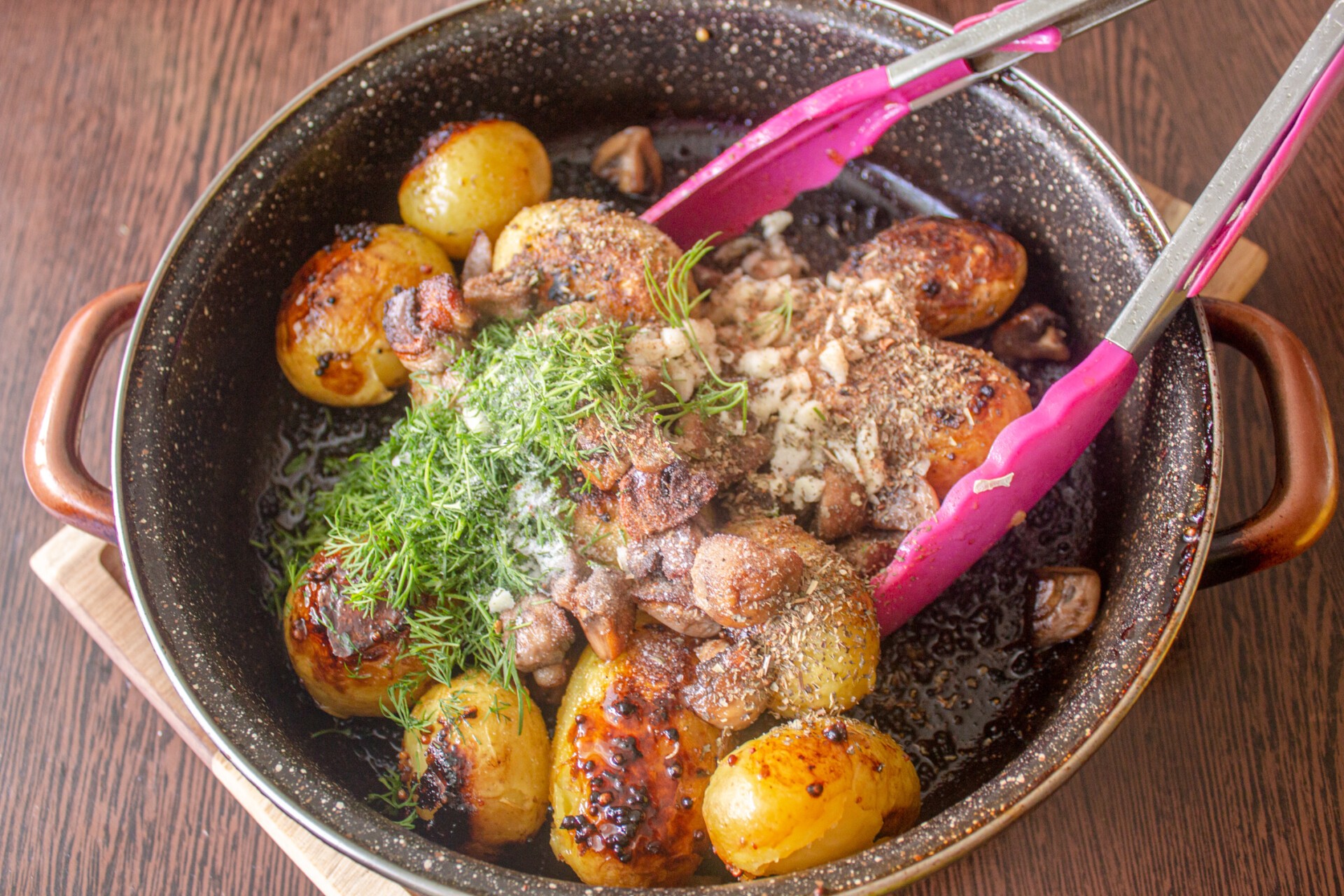 Шаг 7 приготовления Молодой картофель с шампиньонами, мёдом и чесноком