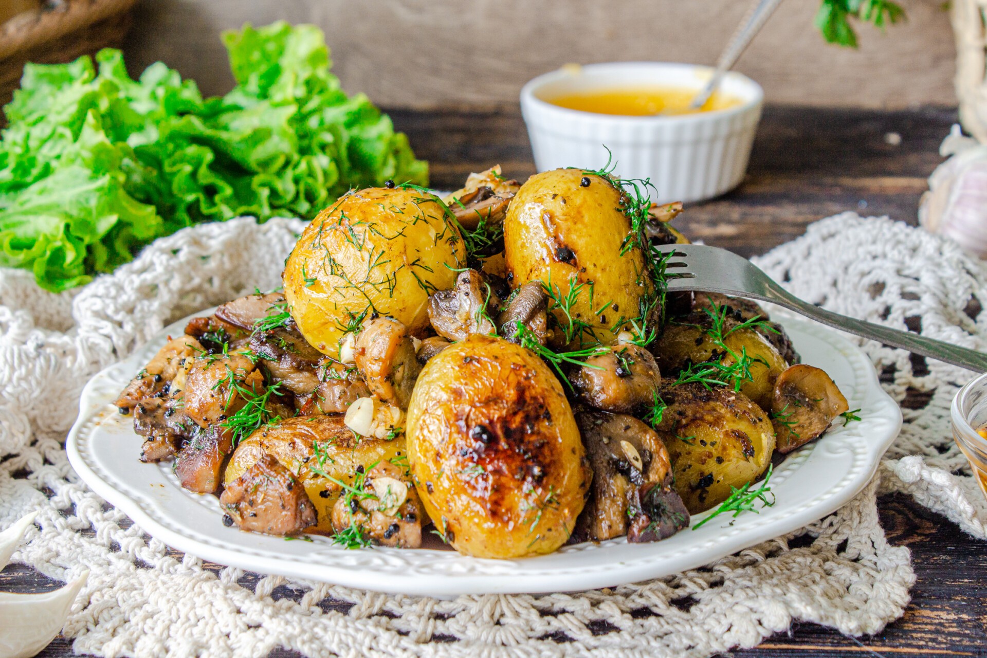 Шаг 8 приготовления Молодой картофель с шампиньонами, мёдом и чесноком