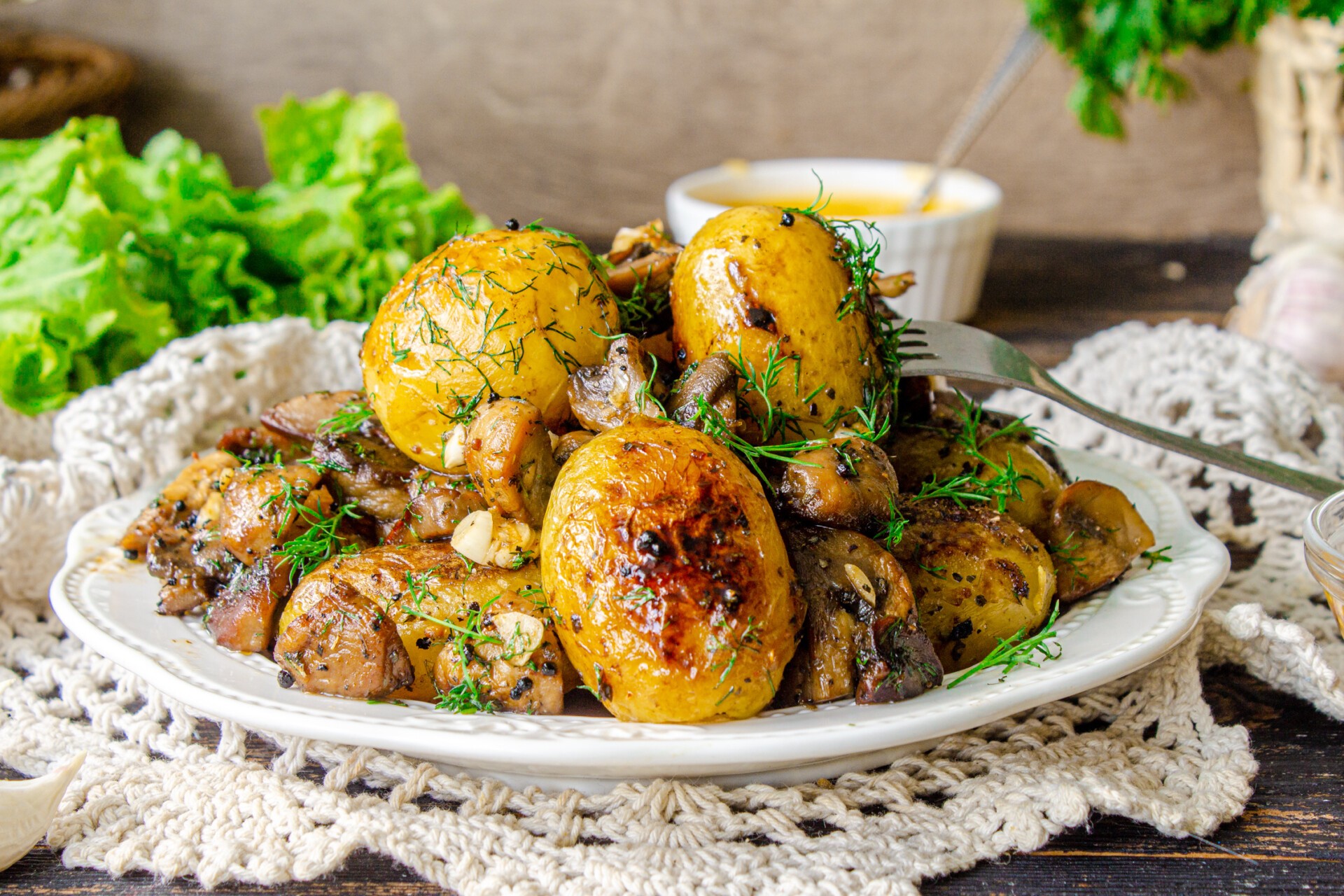 Обложка рецепта Молодой картофель с шампиньонами, мёдом и чесноком