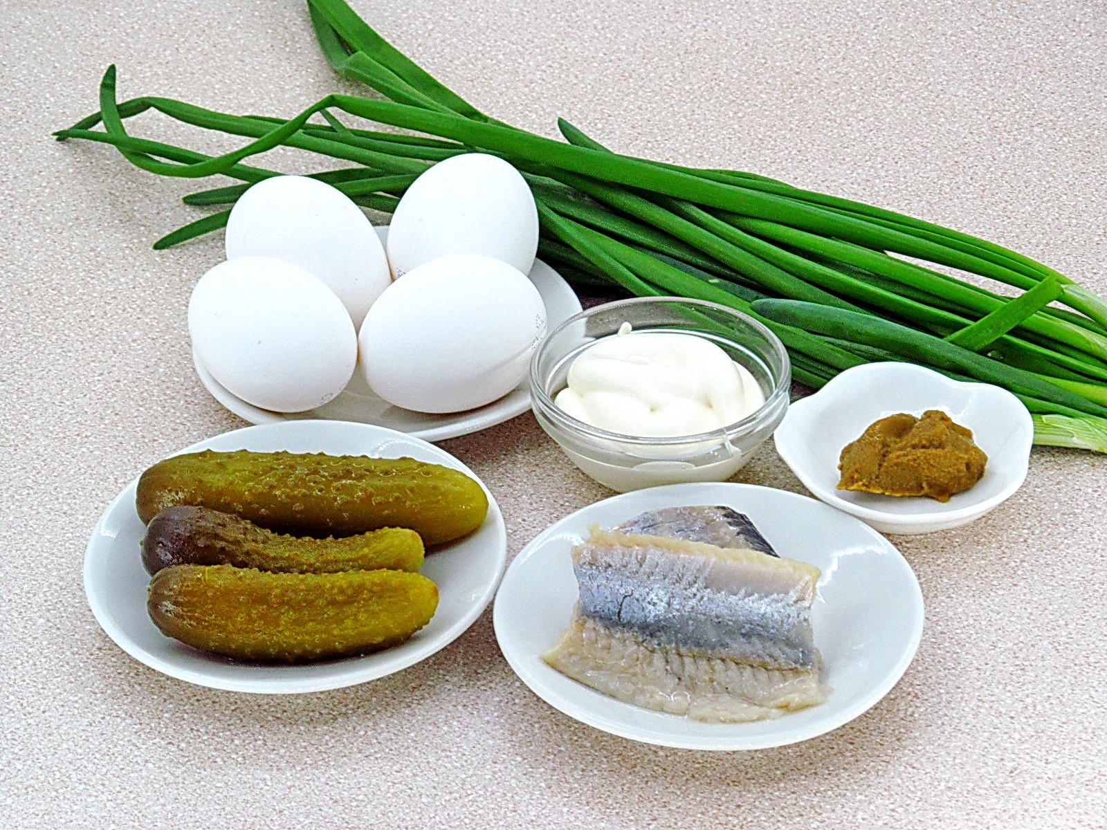 Ингредиенты Яичный салат с огурцом и сельдью Фото ингредиенты Яичный салат с огурцом и сельдью