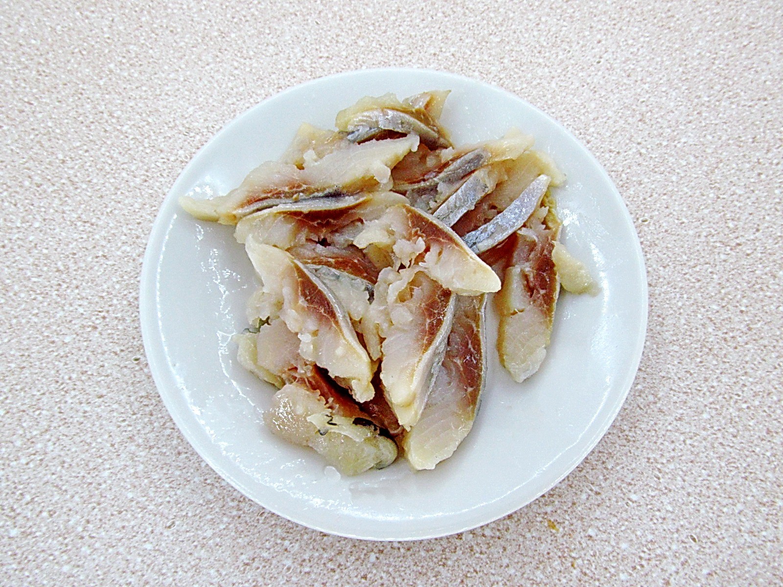 Шаг 2 приготовления Яичный салат с огурцом и сельдью