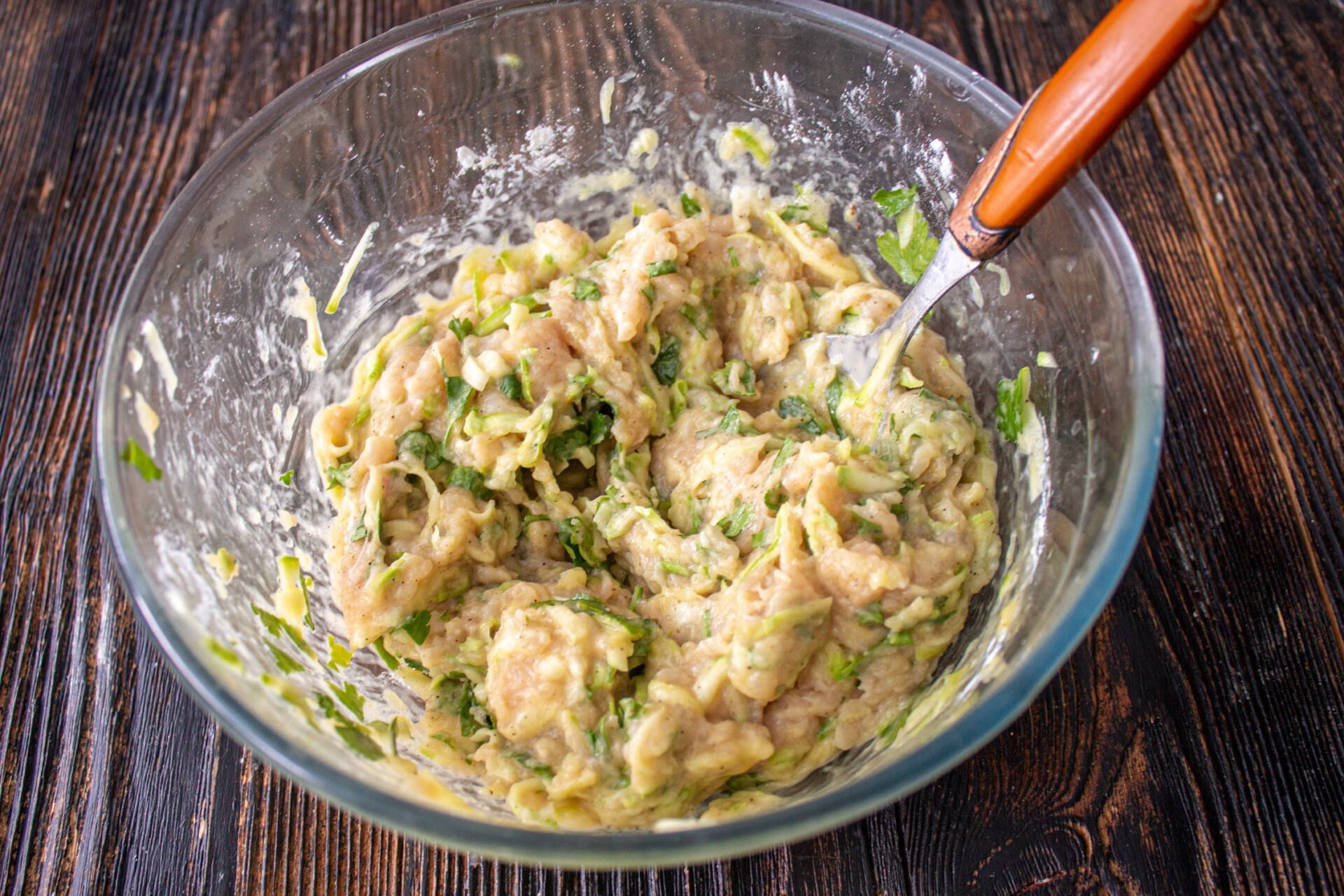 Шаг 5 приготовления Куриные котлеты с кабачком на сковороде