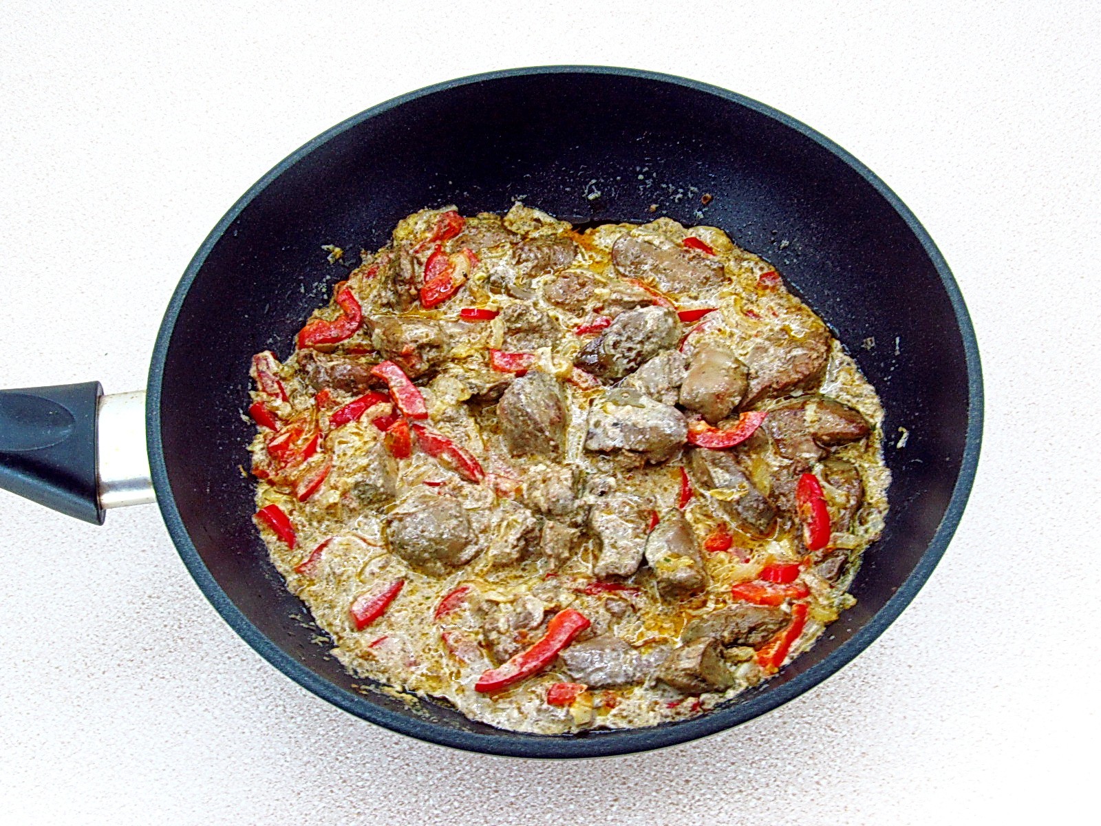 Шаг 10 приготовления Куриная печень с болгарским перцем в сливочном соусе