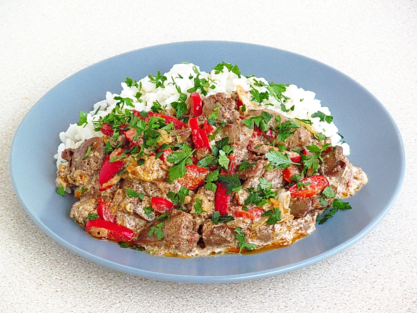 Шаг 11 приготовления Куриная печень с болгарским перцем в сливочном соусе