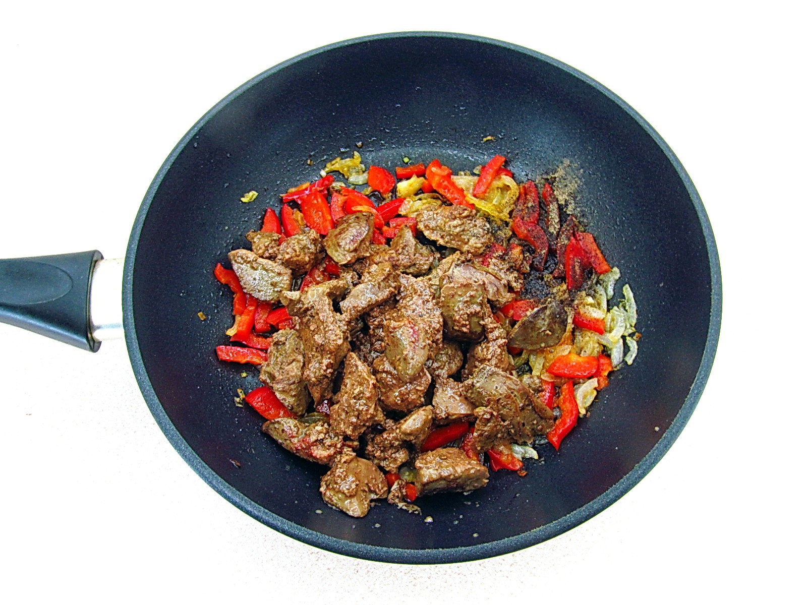 Шаг 8 приготовления Куриная печень с болгарским перцем в сливочном соусе