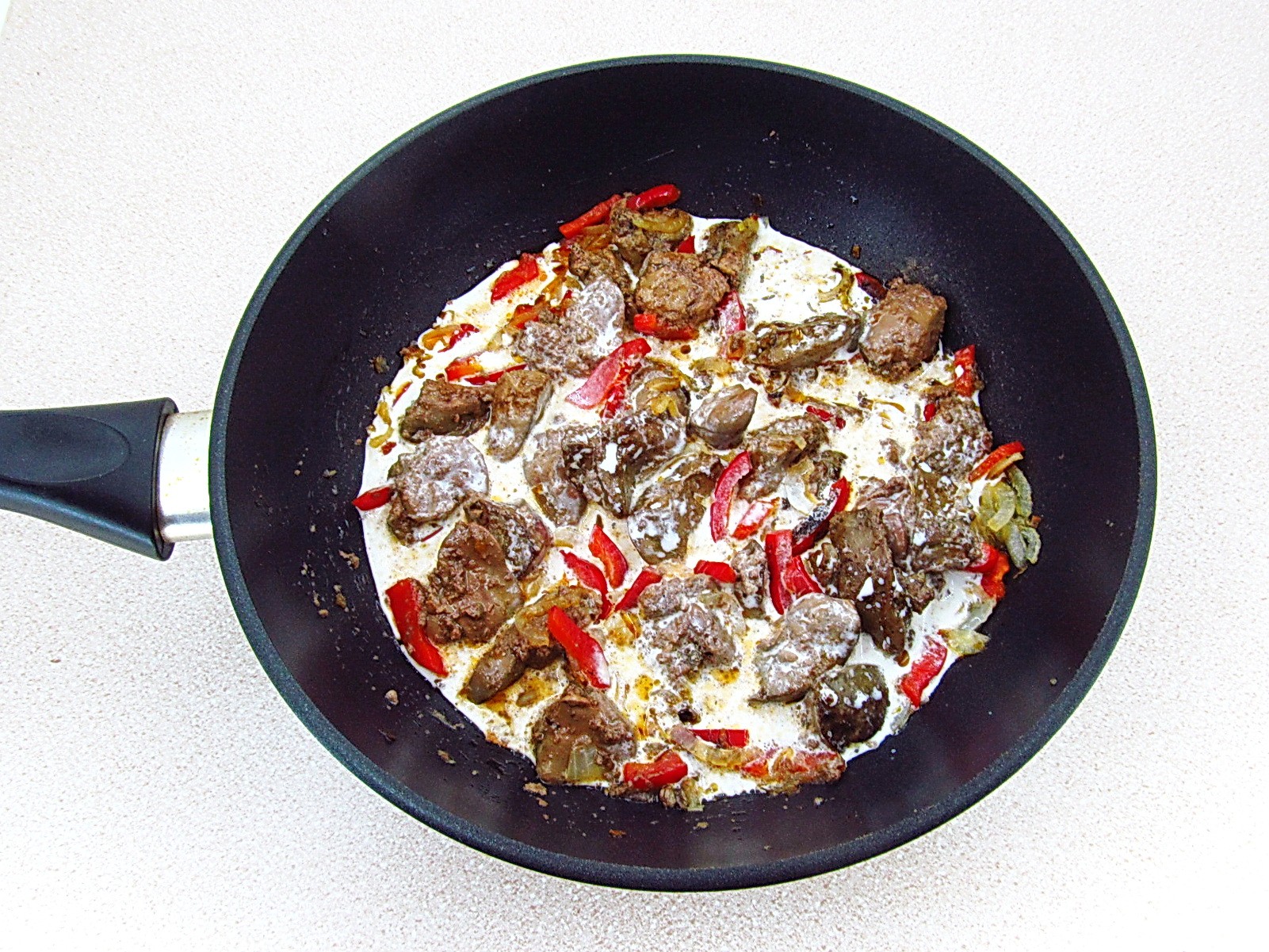 Шаг 9 приготовления Куриная печень с болгарским перцем в сливочном соусе