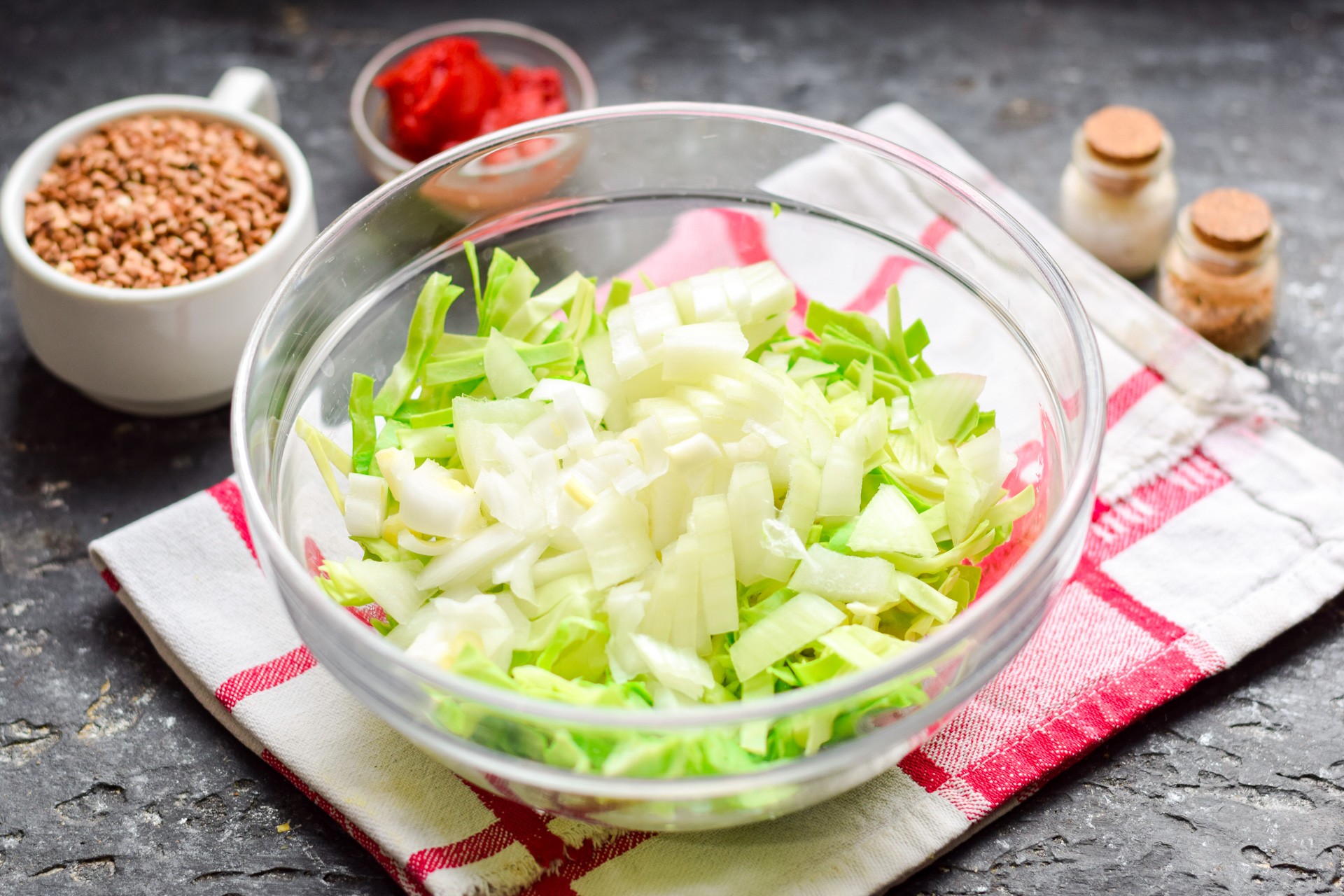 Шаг 2 приготовления Гречка с курицей, капустой и перцем в духовке