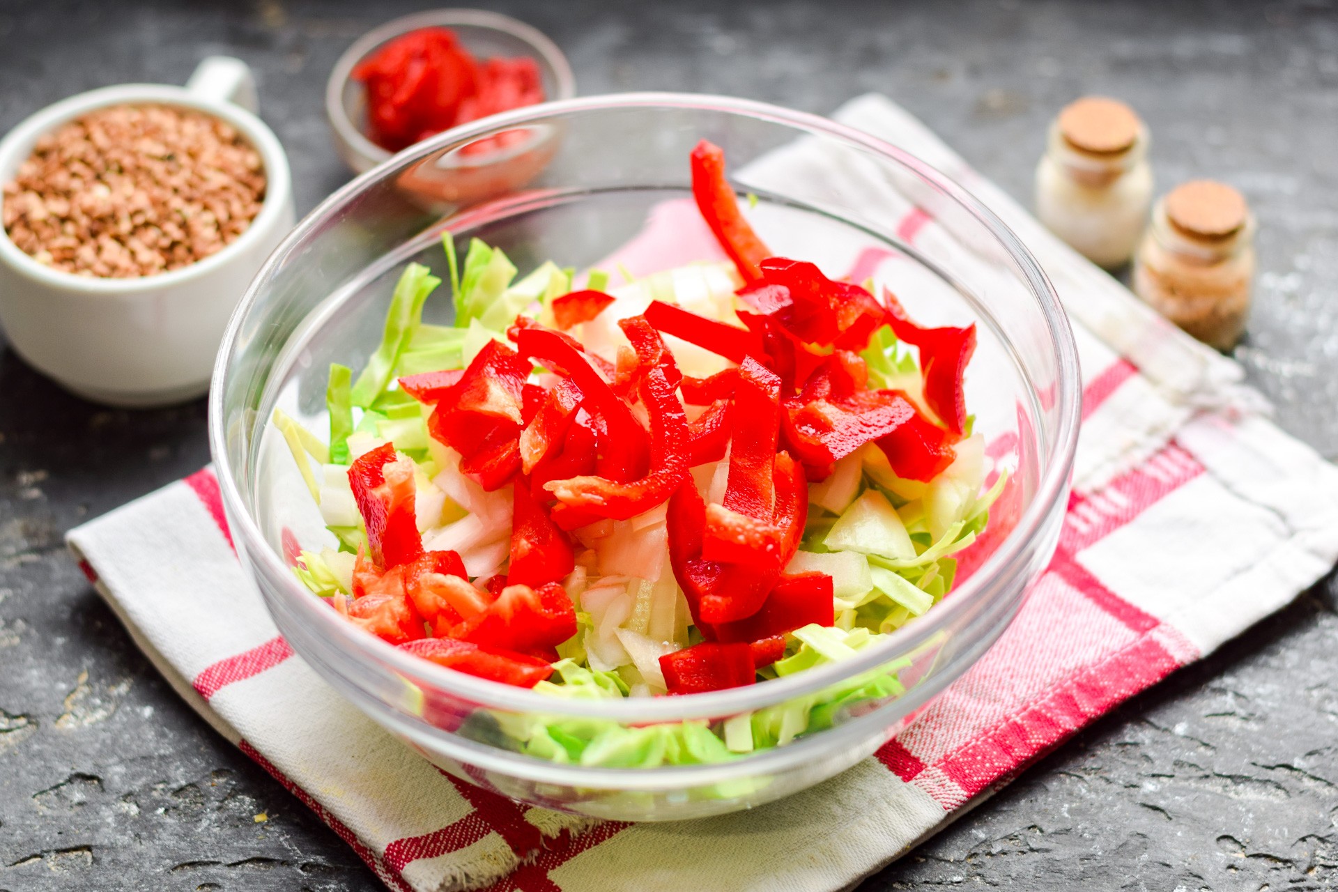 Шаг 3 приготовления Гречка с курицей, капустой и перцем в духовке