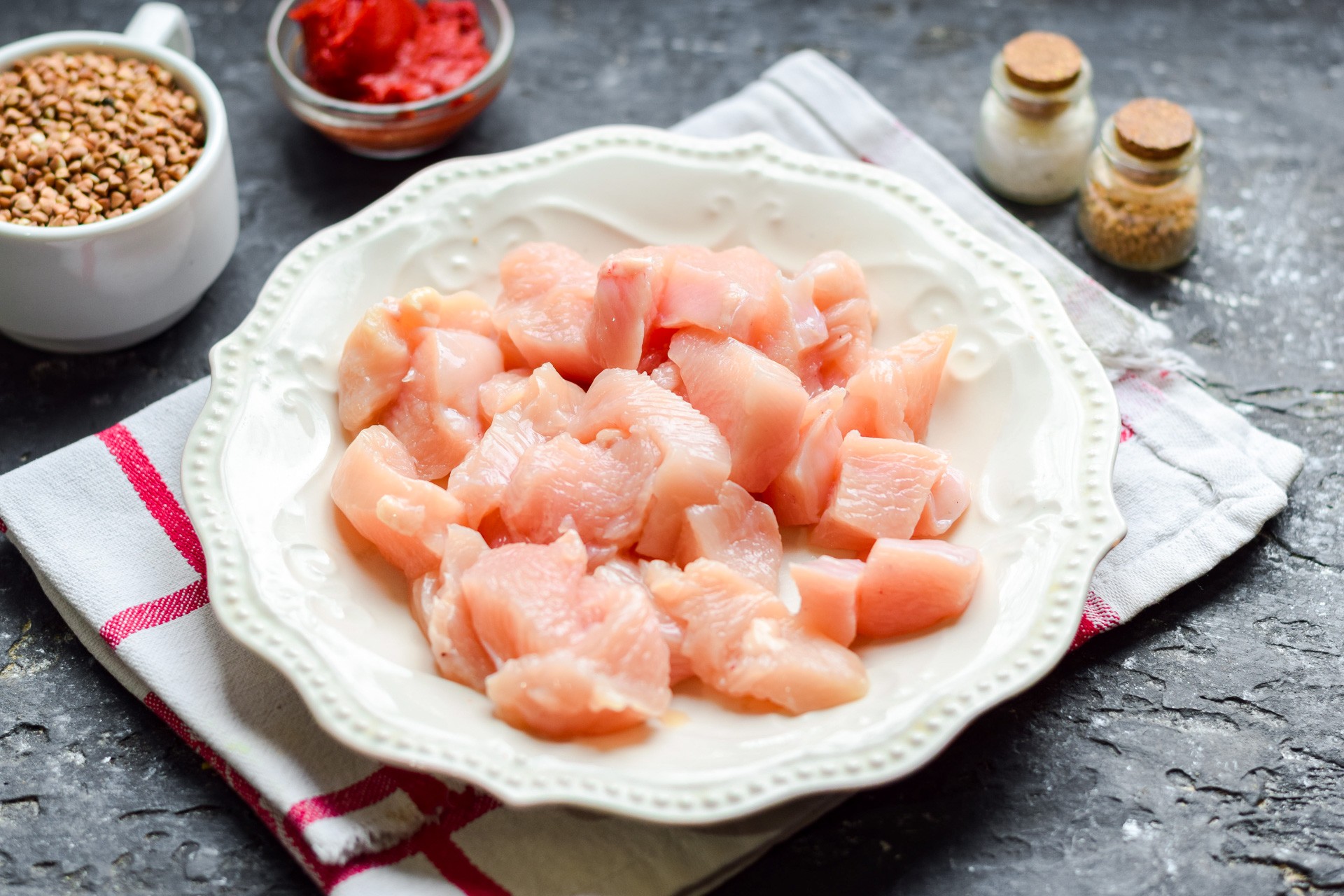 Шаг 4 приготовления Гречка с курицей, капустой и перцем в духовке