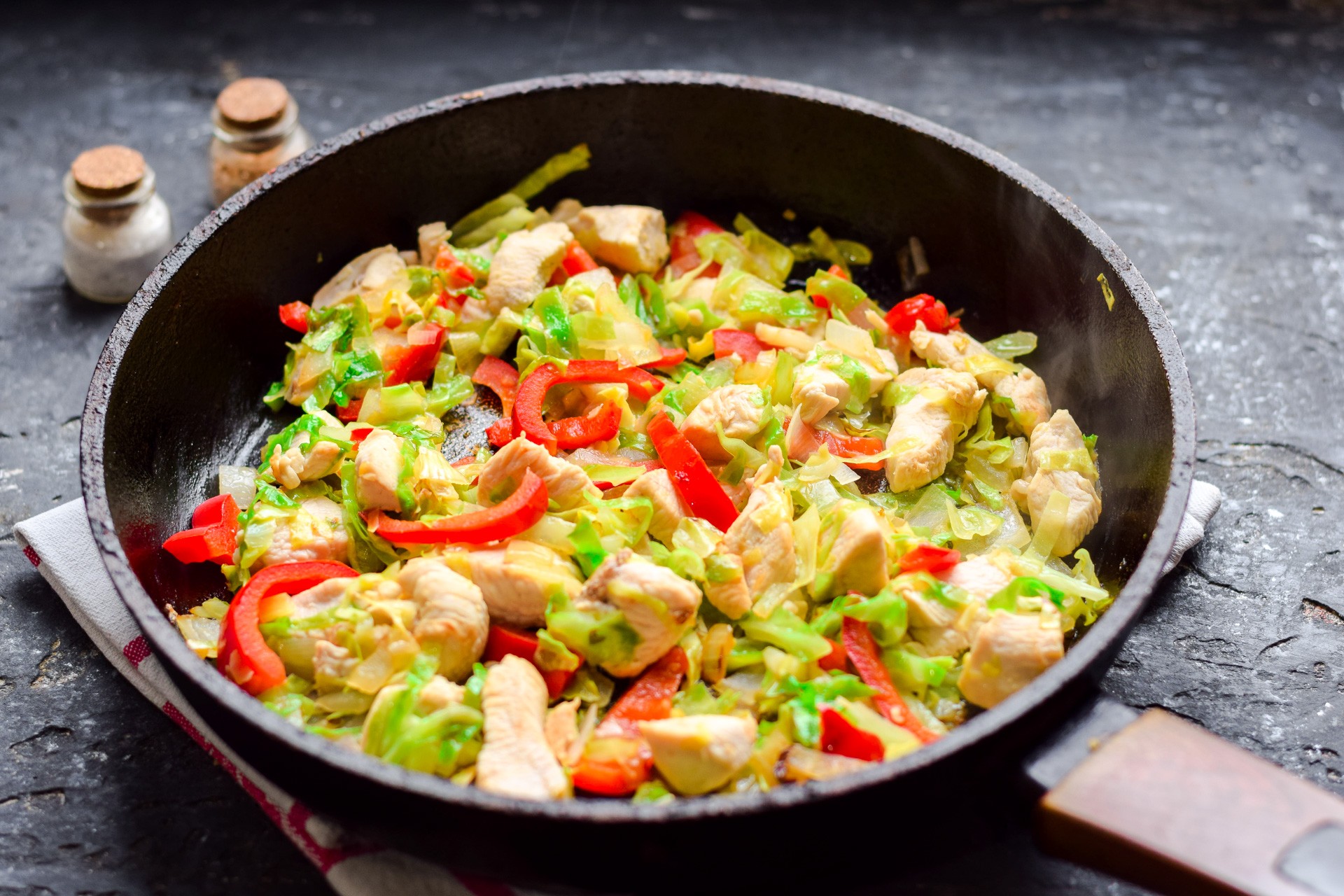 Шаг 5 приготовления Гречка с курицей, капустой и перцем в духовке