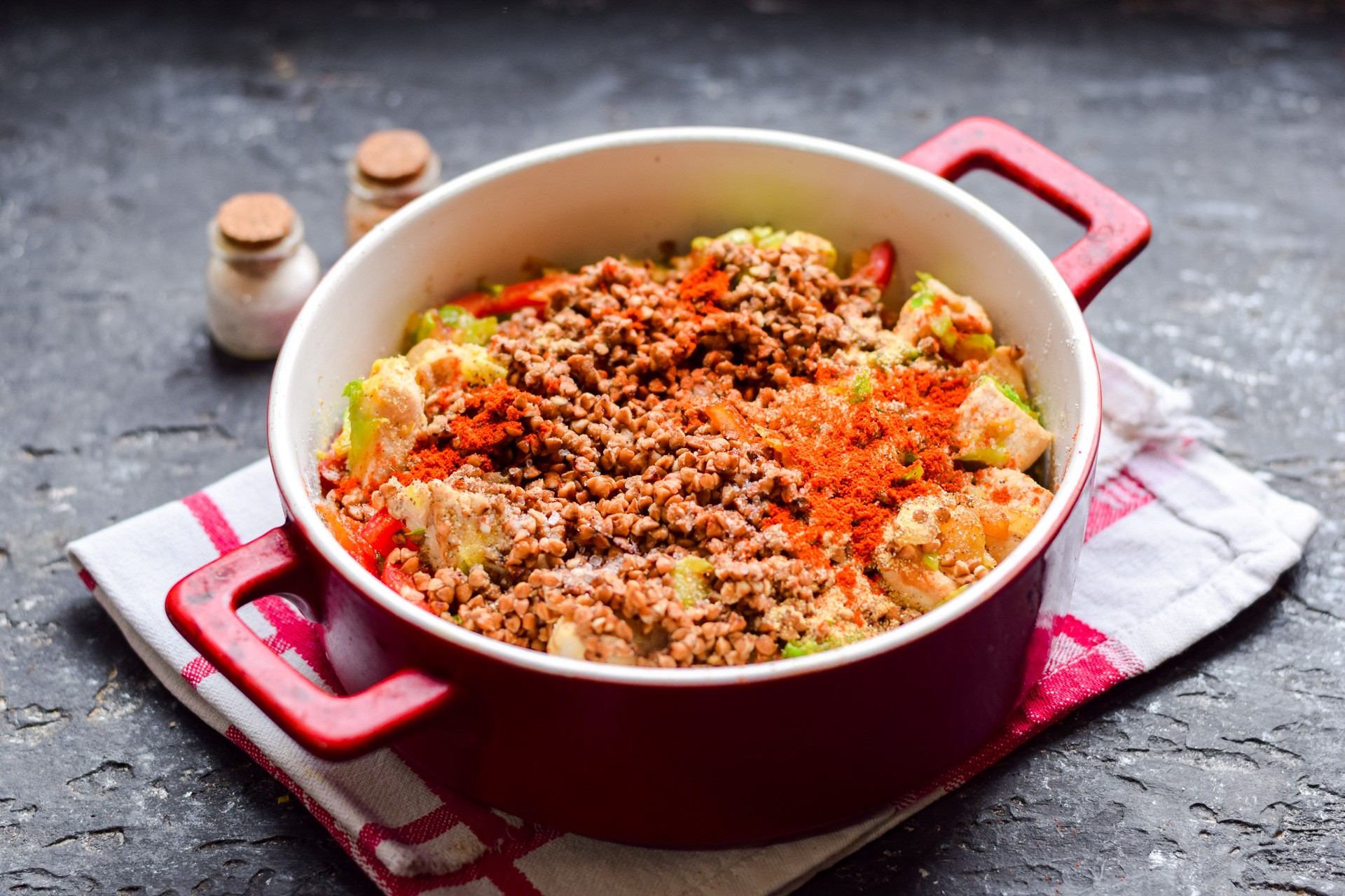 Шаг 6 приготовления Гречка с курицей, капустой и перцем в духовке