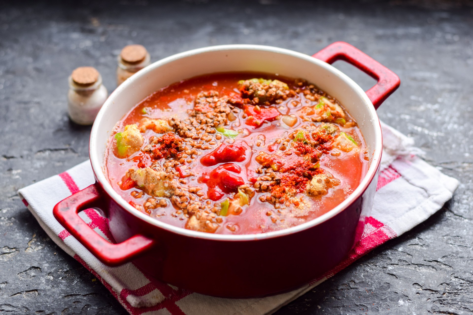 Шаг 7 приготовления Гречка с курицей, капустой и перцем в духовке