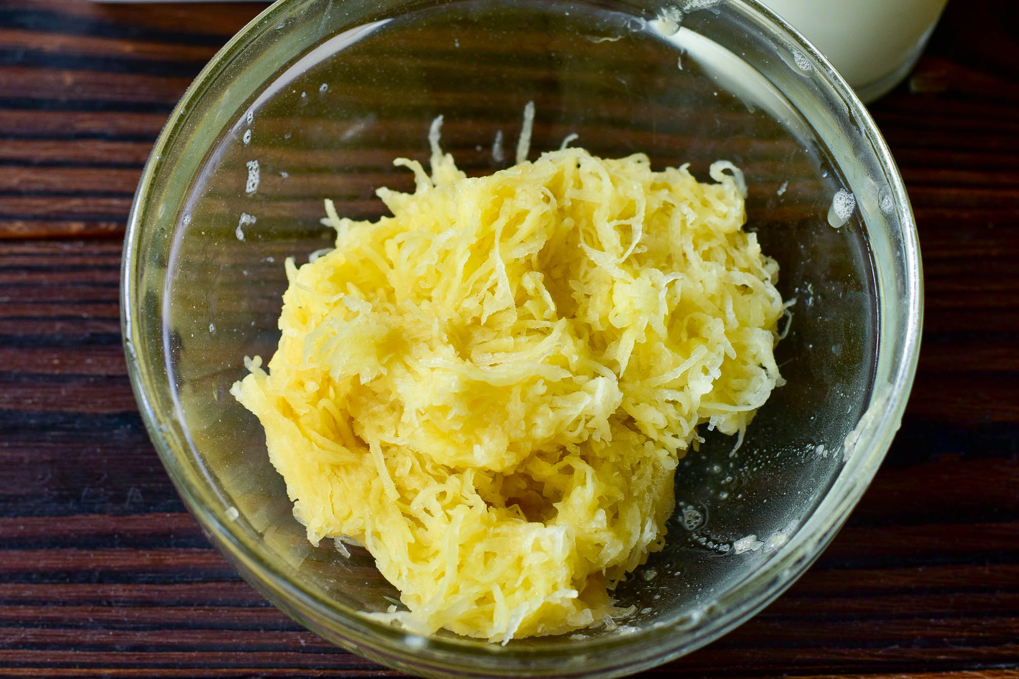 Шаг 1 приготовления Картофельные блины на кефире