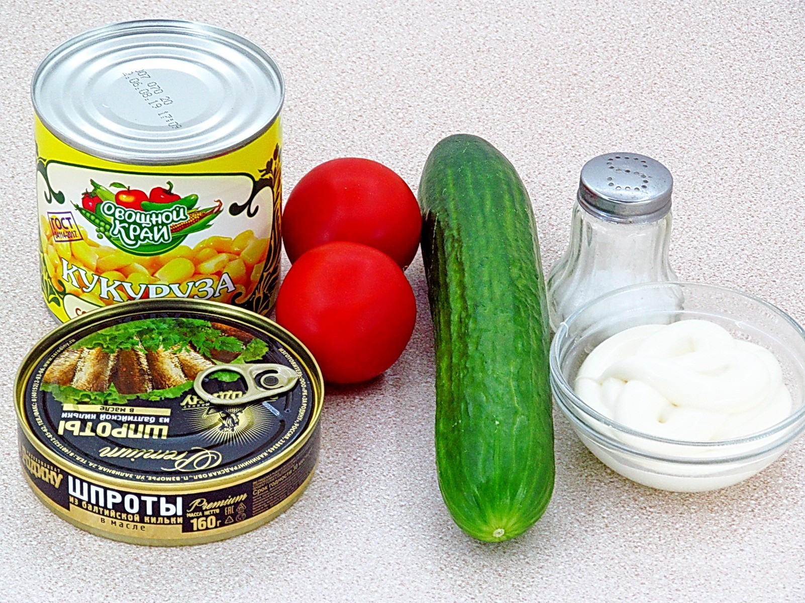 Ингредиенты Салат «Светофор» со шпротами и кукурузой Фото ингредиенты Салат «Светофор» со шпротами и кукурузой