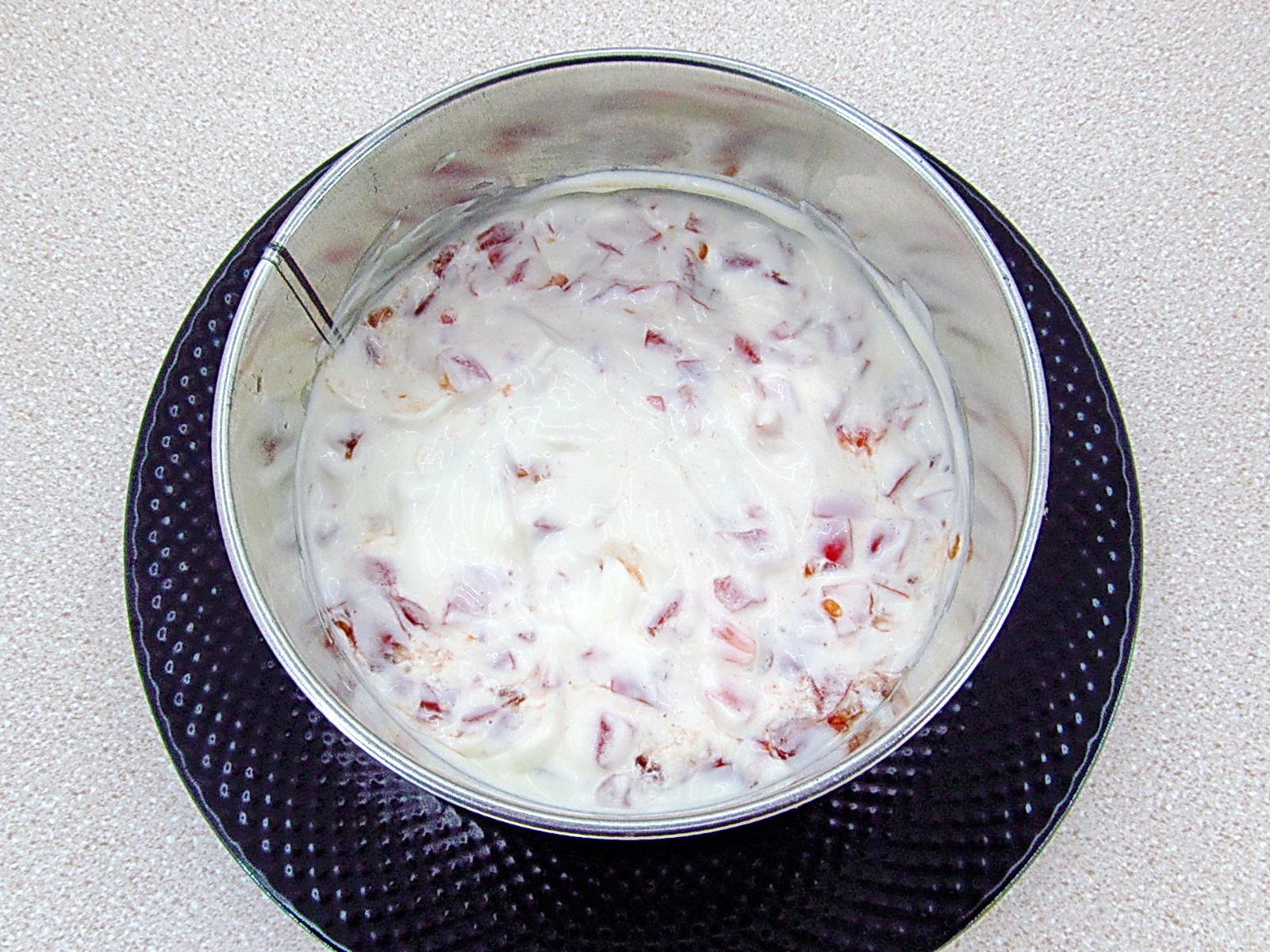 Шаг 5 приготовления Салат «Светофор» со шпротами и кукурузой